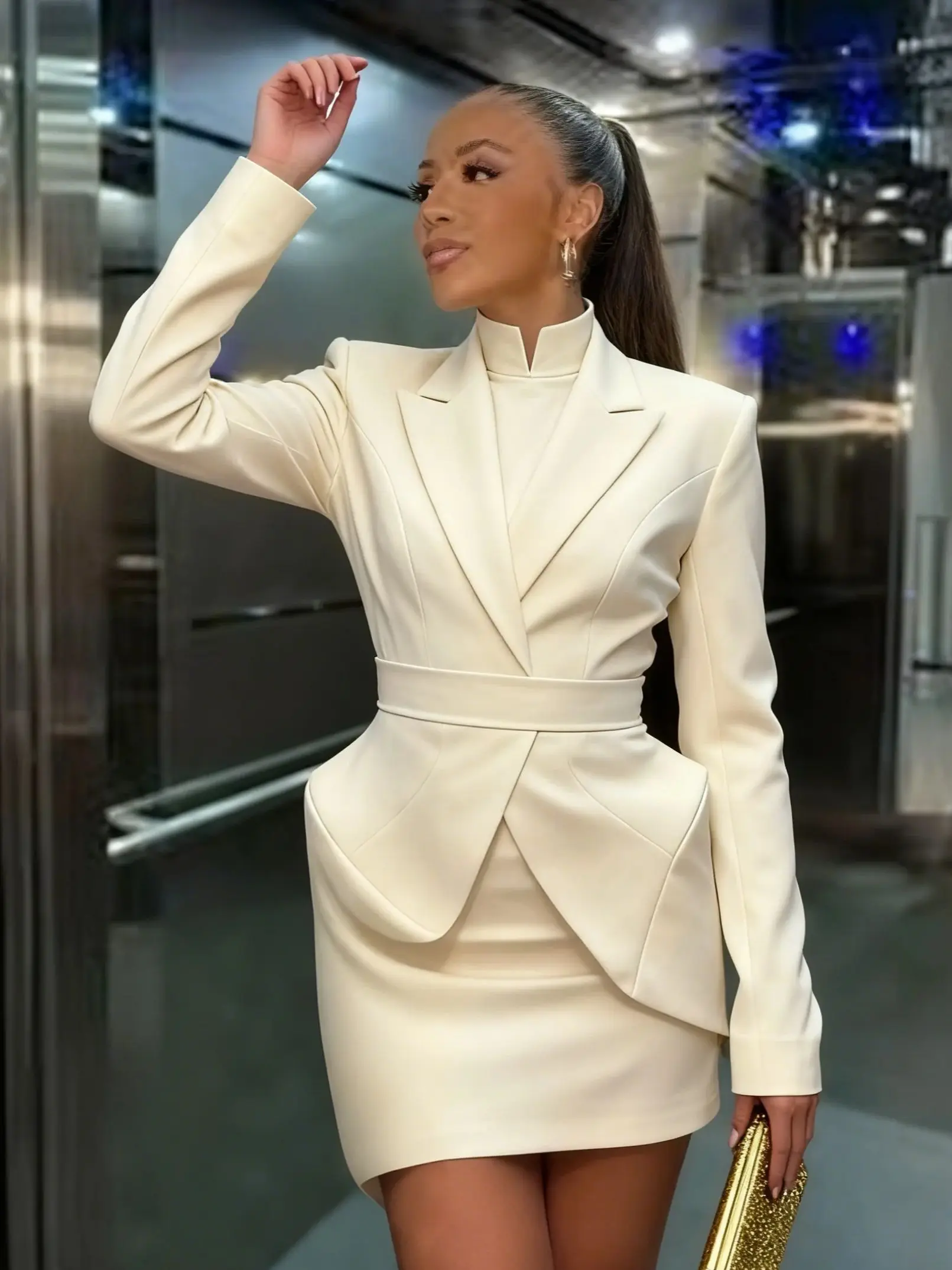 Cutenew модный комплект из 2 предметов, женский воротник-стойка, длинный рукав, пушистый подол, узкие топы + мини-юбка с эластичной резинкой на талии, однотонные элегантные костюмы 
Cutenew модный комплект из 2 предметов, женский воротник-стойка, длинный рукав, пушистый подол, узкие топы + мини-юбка с эластичной резинкой на талии, однотонные элегантные костюмы