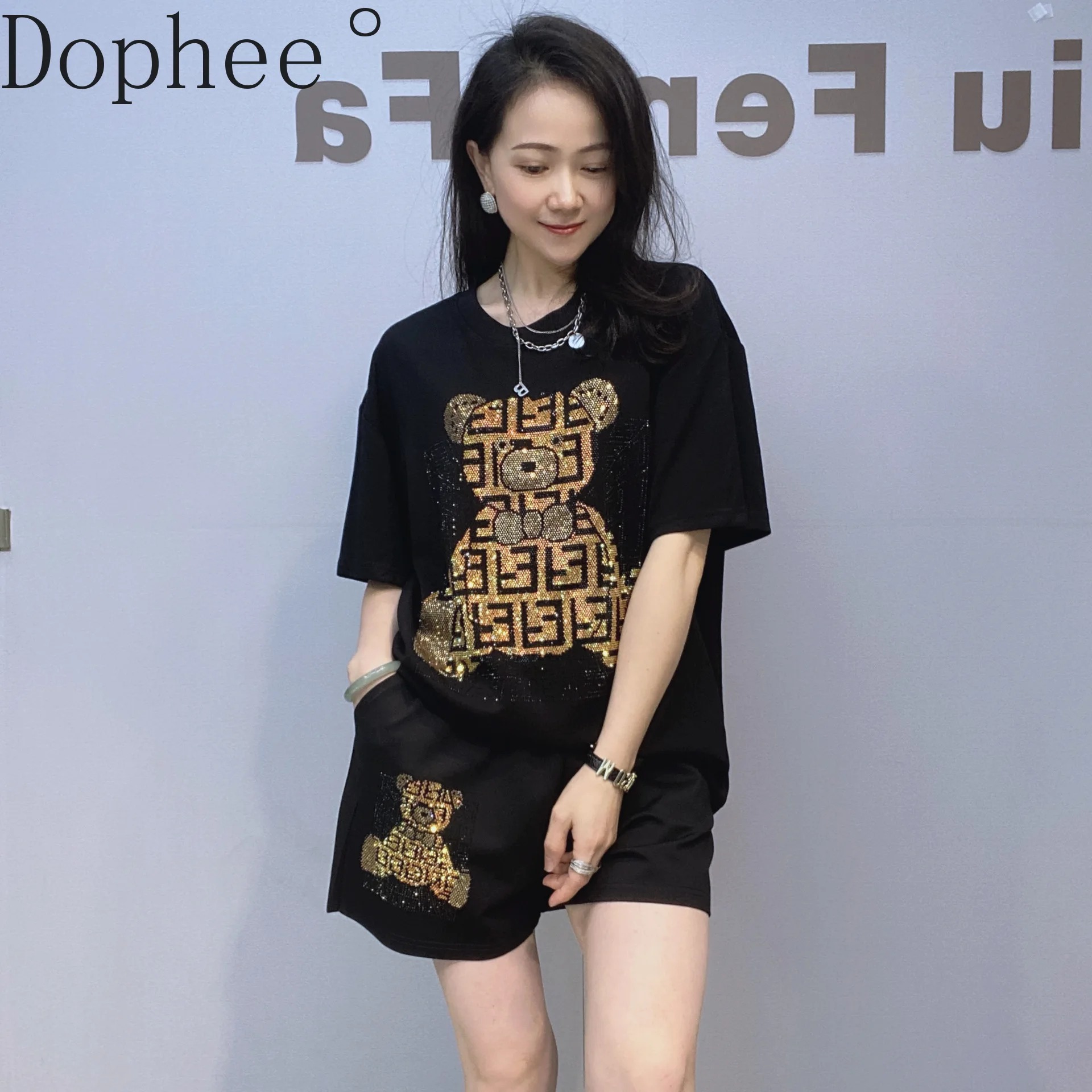 Fashion Summer Women Two-piece Set All-match Cartoon Hot Drilling T-shirt Top + Elastic Waist Loose A-line Shorts Casual Suits
Fashion Summer Women Two-piece Set All-match Cartoon Hot Drilling T-shirt Top + Elastic Waist Loose A-line Shorts Casual Suits
