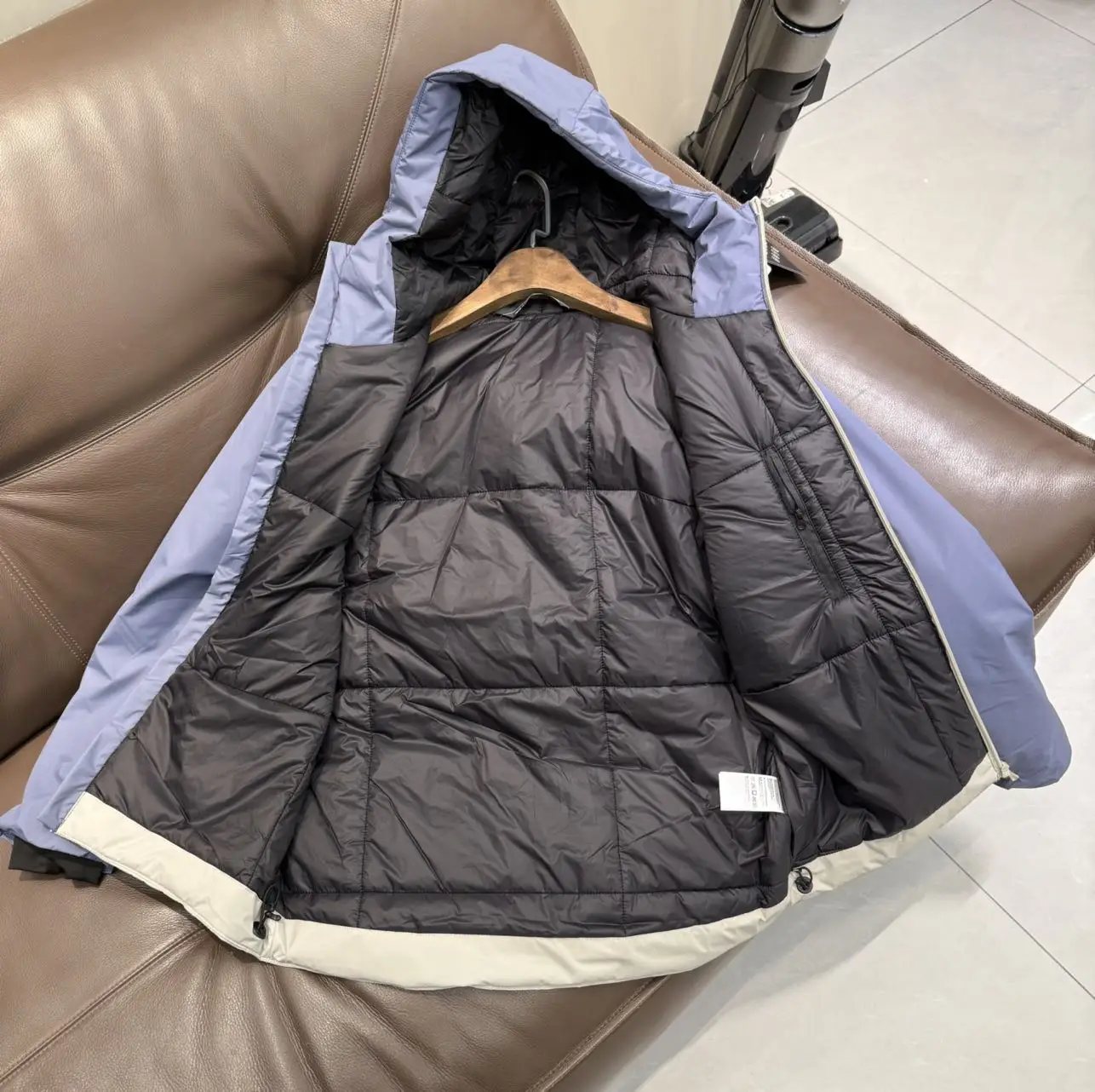 Утепленная легкая зимняя ветрозащитная водонепроницаемая хлопковая куртка с цветными вставками для мужчин, теплая уличная куртка с капюшоном, не пропускающая пух
Утепленная легкая зимняя ветрозащитная водонепроницаемая хлопковая куртка с цветными вставками для мужчин, теплая уличная куртка с капюшоном, не пропускающая пух