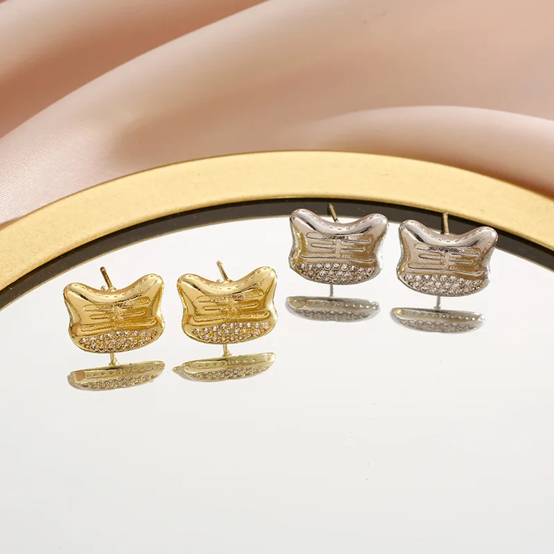 2025 New design style copper gold-plated tiger small dropper, slightly inlaid zircon cute stud earrings
2025 New design style copper gold-plated tiger small dropper, slightly inlaid zircon cute stud earrings