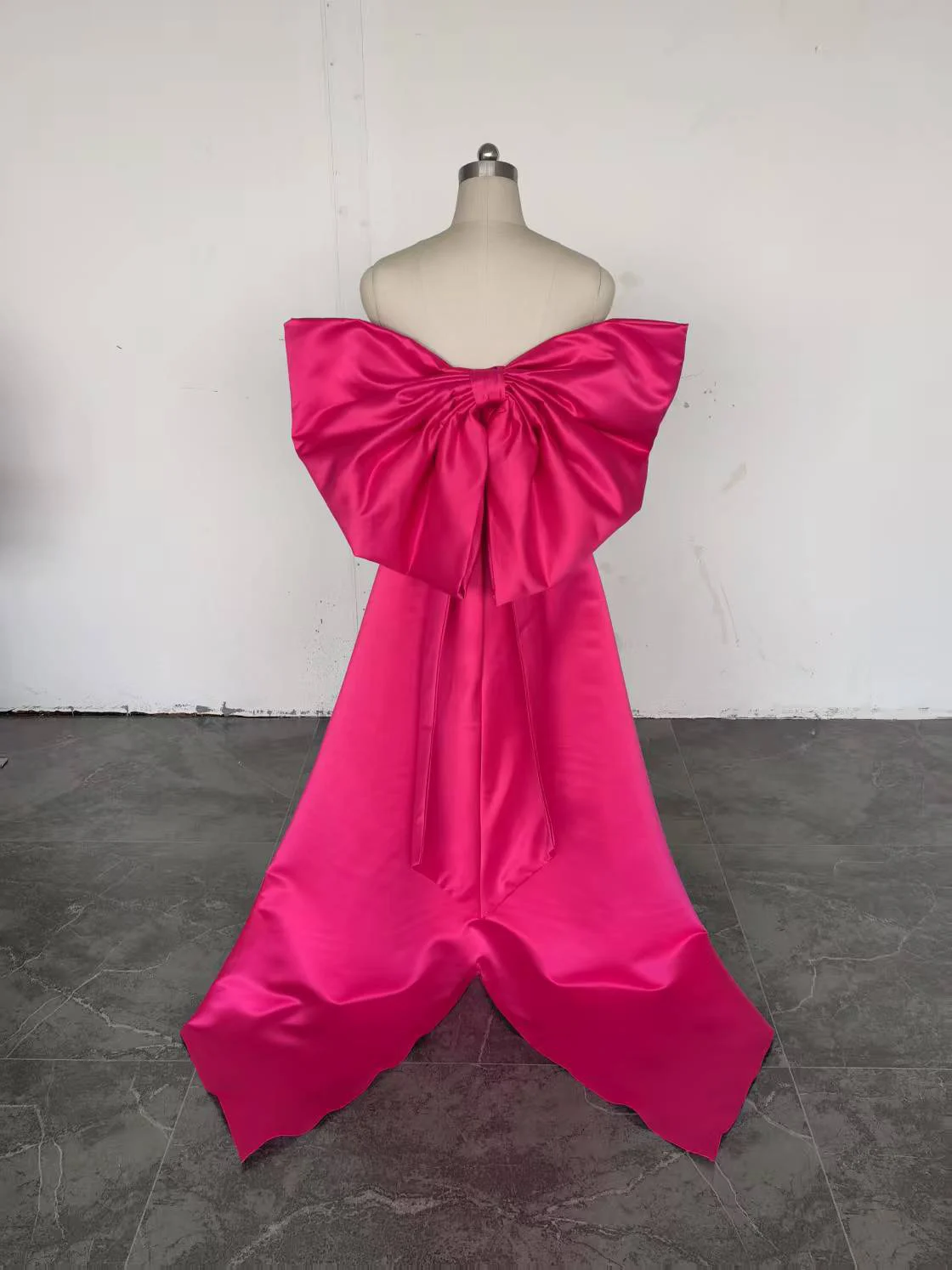 Fuschia Satin Big Bow With Two Layers Long Ribbons Formal Dress Oversize Knots Removable Train For Dresses Cape Customized 2025
Fuschia Satin Big Bow With Two Layers Long Ribbons Formal Dress Oversize Knots Removable Train For Dresses Cape Customized 2025