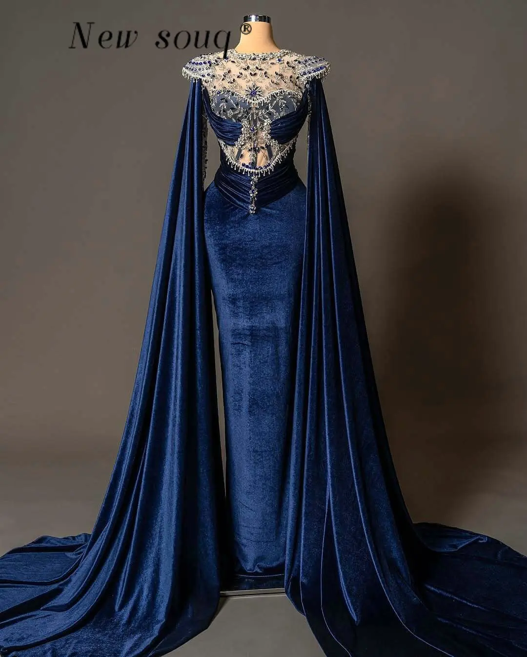 Arabic Navy Blue Velvet Evening Dresses with Long Cape Sleeve Customized 2026 Sparkle Crystals Wedding Reception Party Gowns
Arabic Navy Blue Velvet Evening Dresses with Long Cape Sleeve Customized 2026 Sparkle Crystals Wedding Reception Party Gowns