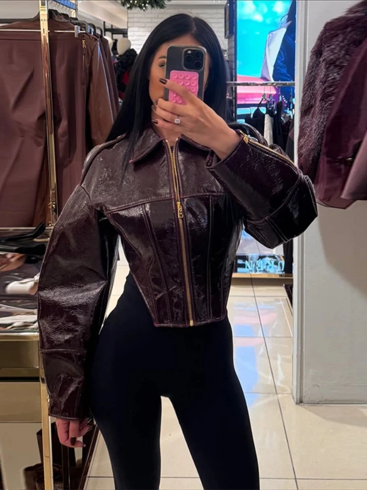 Vintage PU Leather Short Jacket Women Casual Padded Shoulder Zipper Slim Jackets Female 2026 Spring Classic Chic Street Outwear
Vintage PU Leather Short Jacket Women Casual Padded Shoulder Zipper Slim Jackets Female 2026 Spring Classic Chic Street Outwear