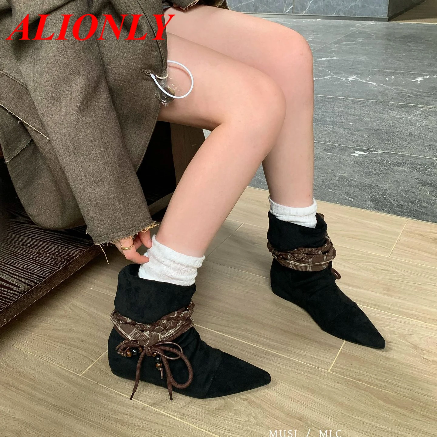 Alionly 2026 Sexy Design Pleated Splicing Pointed Toe Women Ankle Boots Fashion Thin High Heels Party Prom Short Booties Shoes
Alionly 2026 Sexy Design Pleated Splicing Pointed Toe Women Ankle Boots Fashion Thin High Heels Party Prom Short Booties Shoes
