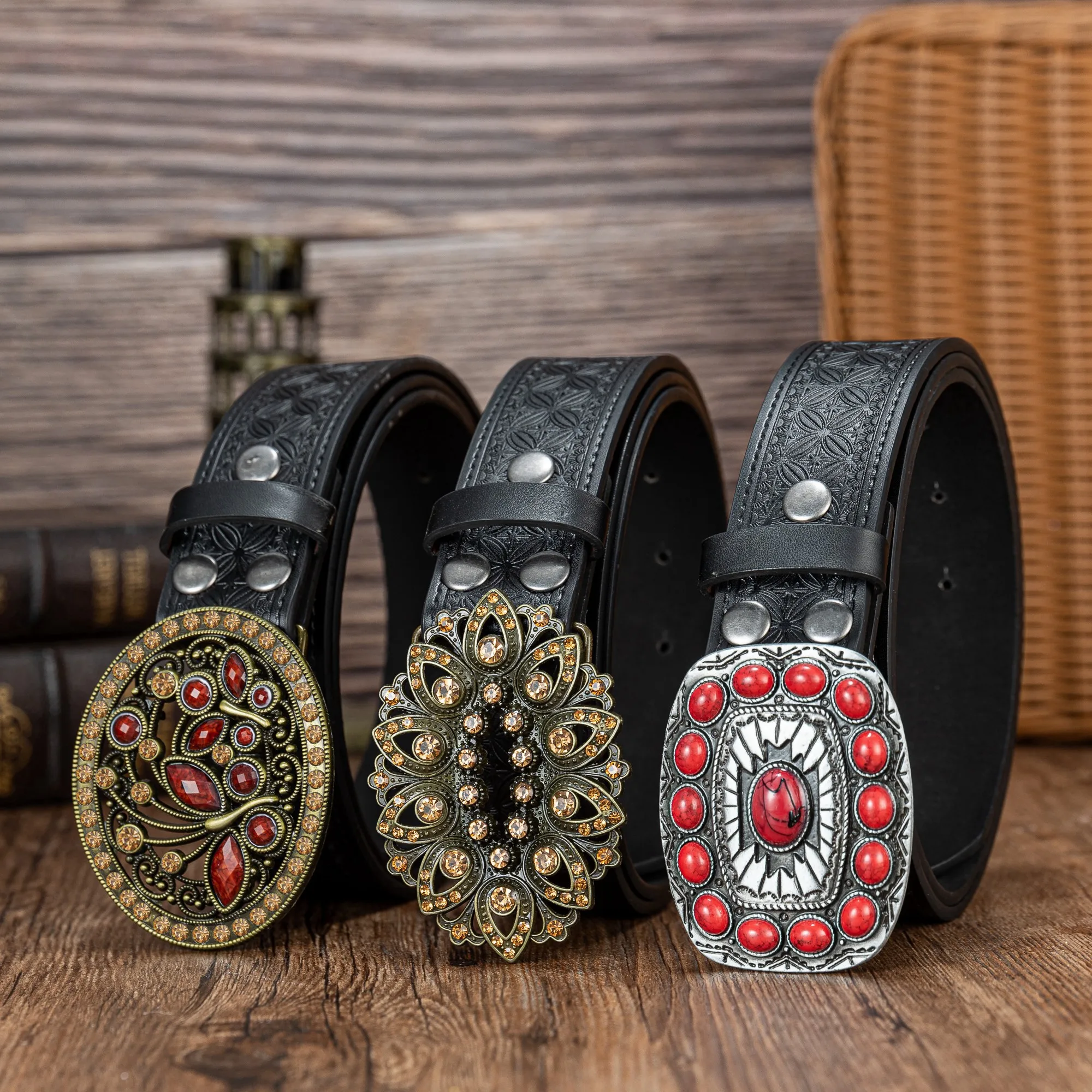 Sapphire diamond-diamond big plate buckle trend 100 lap window cut PU embossed button belt
Sapphire diamond-diamond big plate buckle trend 100 lap window cut PU embossed button belt