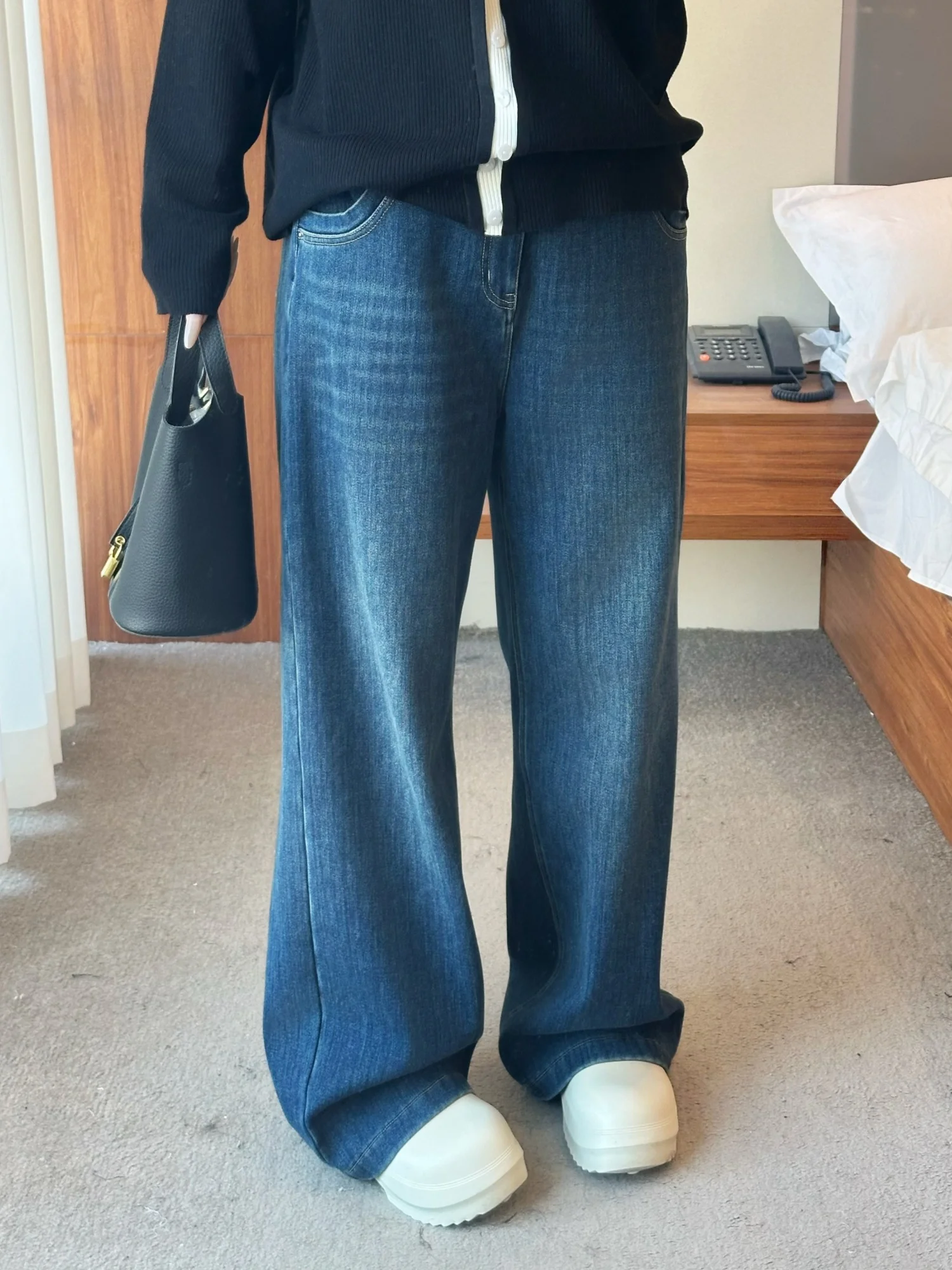 Модные джинсы с эффектом потертости, с высокой талией, широкими штанинами, больших размеров, дизайн зимы 2025, прямого кроя, из смесового хлопка, с эффектом похудения
Модные джинсы с эффектом потертости, с высокой талией, широкими штанинами, больших размеров, дизайн зимы 2025, прямого кроя, из смесового хлопка, с эффектом похудения