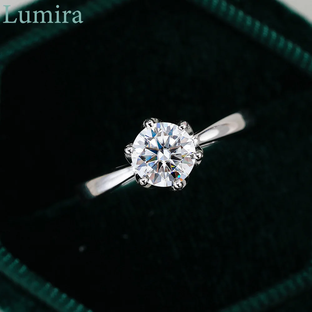 Привлекательное классическое кольцо Lumira с шестью зубцами, 1 карат, кольцо с муассанитом, платина PT950, женские украшения, подарки на день рождения, пройти тест на бриллиант
Привлекательное классическое кольцо Lumira с шестью зубцами, 1 карат, кольцо с муассанитом, платина PT950, женские украшения, подарки на день рождения, пройти тест на бриллиант
