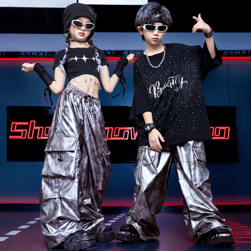 Летний костюм для джазового танца Kpop, детский костюм для выступлений в стиле хип-хоп, яркие серебряные брюки, черный топ для мальчиков, крутая уличная танцевальная одежда VDL4005
Летний костюм для джазового танца Kpop, детский костюм для выступлений в стиле хип-хоп, яркие серебряные брюки, черный топ для мальчиков, крутая уличная танцевальная одежда VDL4005