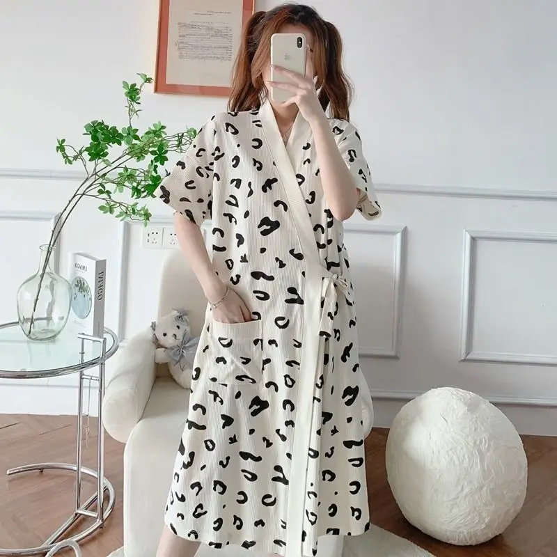 2023 Summer New Bathrobe Cotton Thin Robe Comfort Japanese Style Leopard Printed Sleepwear Sexy Nightgown Femme Homewear
2023 Summer New Bathrobe Cotton Thin Robe Comfort Japanese Style Leopard Printed Sleepwear Sexy Nightgown Femme Homewear