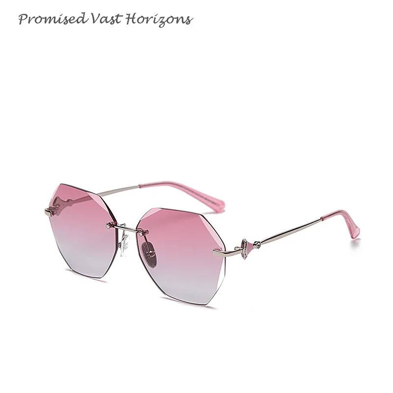 Woman Fine Carved Cut Edge Sunglasses Fan Shaped Decorative Design Metal Temples Gradient Pink Gray Blue Polarized Sun Glasses
Woman Fine Carved Cut Edge Sunglasses Fan Shaped Decorative Design Metal Temples Gradient Pink Gray Blue Polarized Sun Glasses