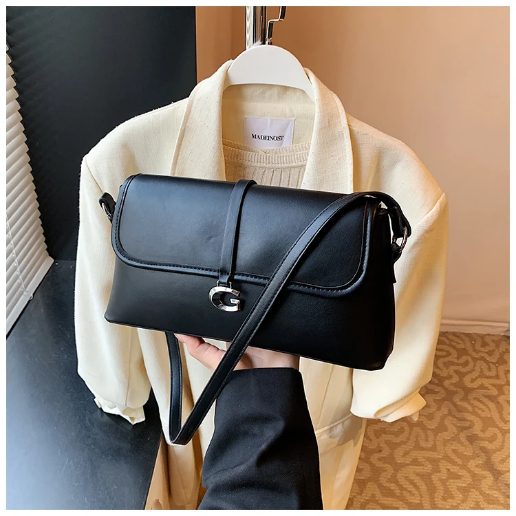 Винтажная сумка-саквояж для работы и отдыха — текстурированная отделка с дизайнерским логотипом
Винтажная сумка-саквояж для работы и отдыха — текстурированная отделка с дизайнерским логотипом