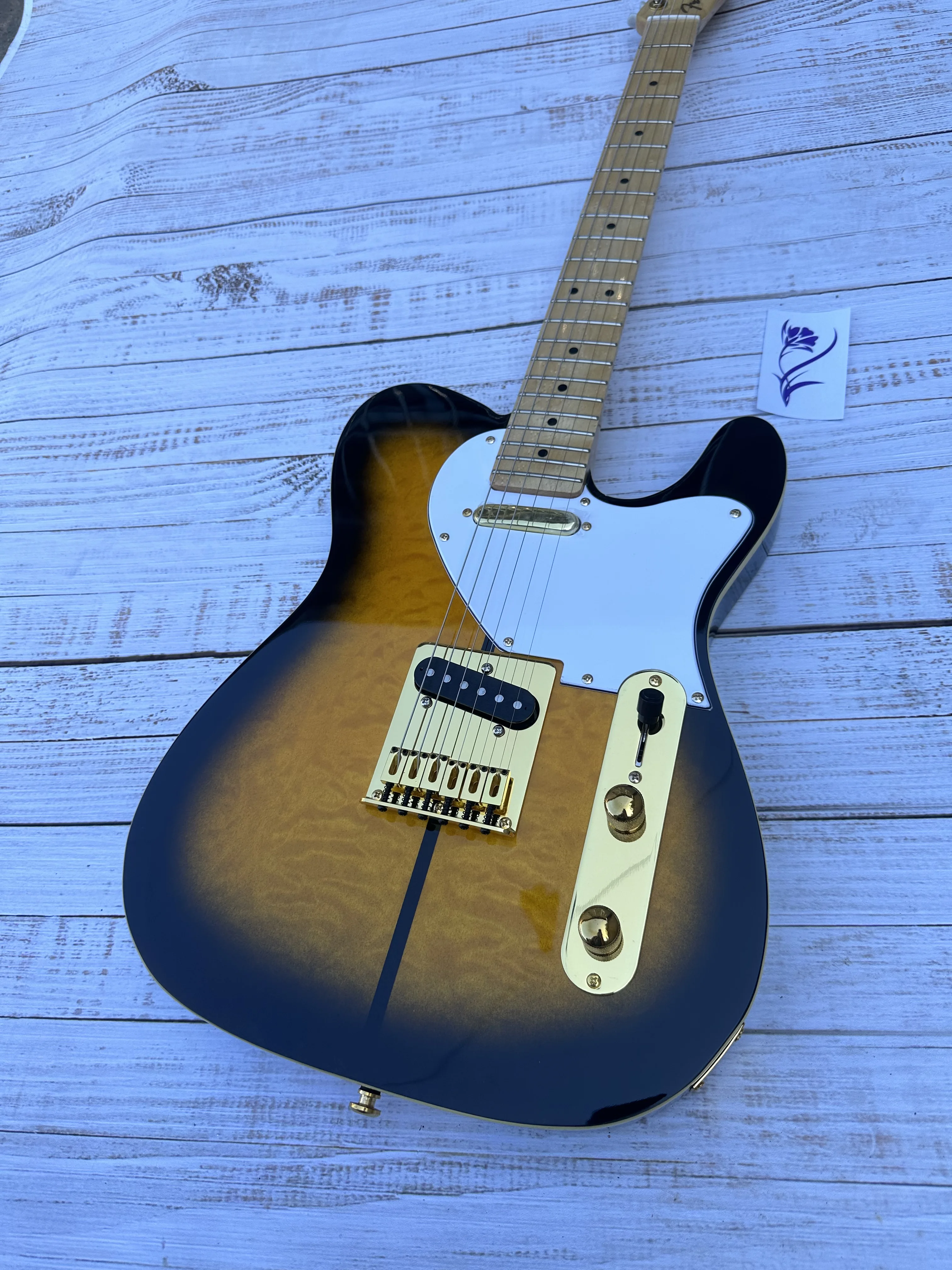 Telecast Electric Guitar Factory stock, Brown large flowers, gold accessories, all over sandwich, lightning package
Telecast Electric Guitar Factory stock, Brown large flowers, gold accessories, all over sandwich, lightning package