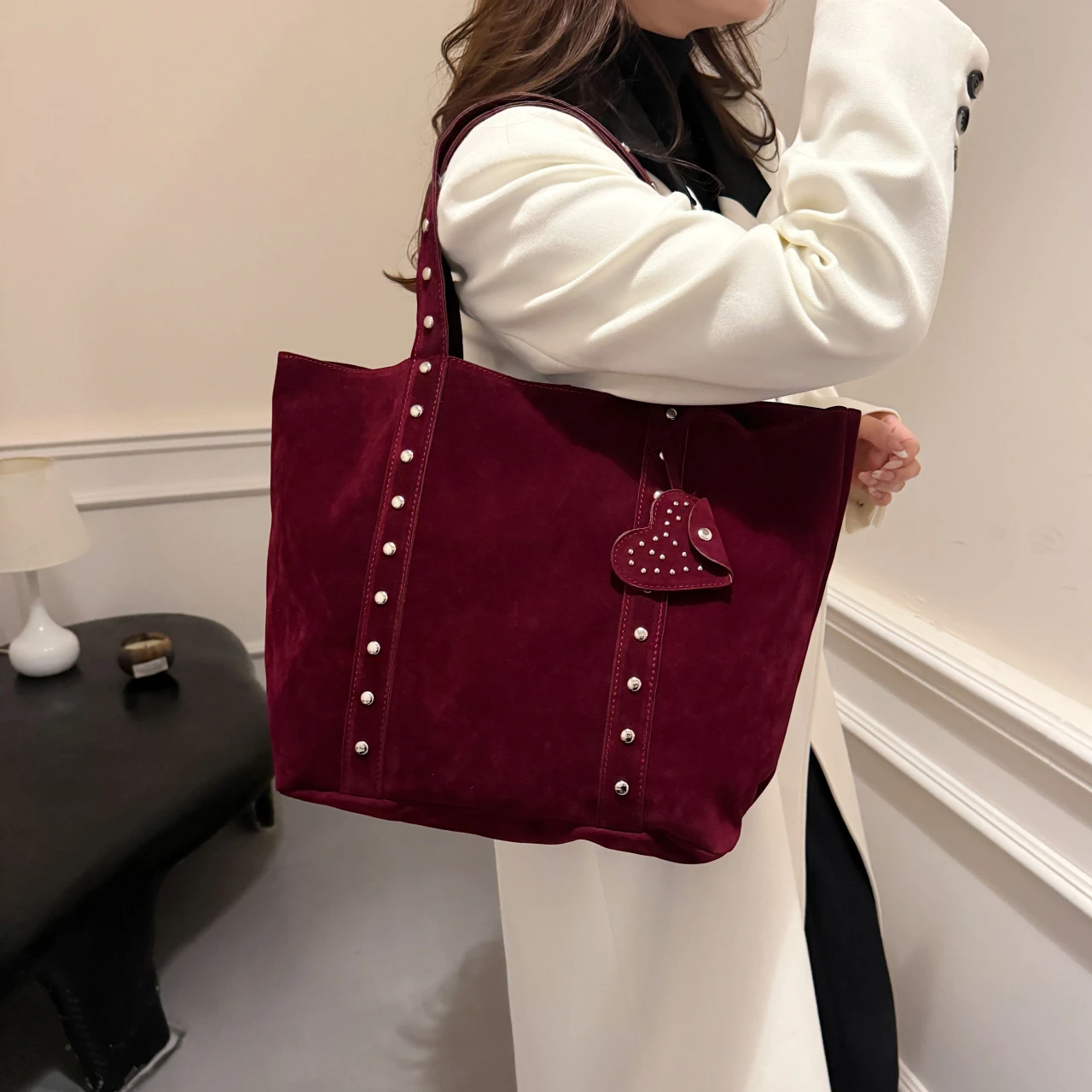 New In 2024 Faux Suede Casual Tote Bags Large Capacity Rivet Vintage Handbags Designer Elegant Solid Retro Shoulder Bags
New In 2024 Faux Suede Casual Tote Bags Large Capacity Rivet Vintage Handbags Designer Elegant Solid Retro Shoulder Bags