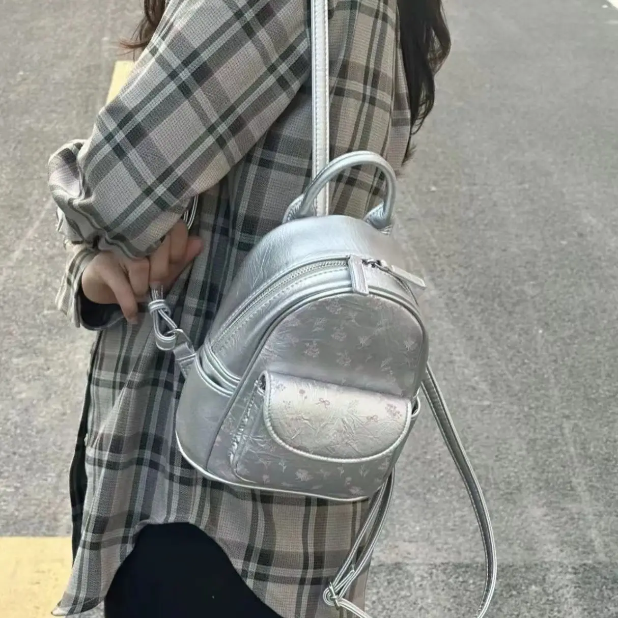 Korean high-value niche foreign-style chain pink printing ins going out to college girl Mori backpack college student mommy bag
Korean high-value niche foreign-style chain pink printing ins going out to college girl Mori backpack college student mommy bag