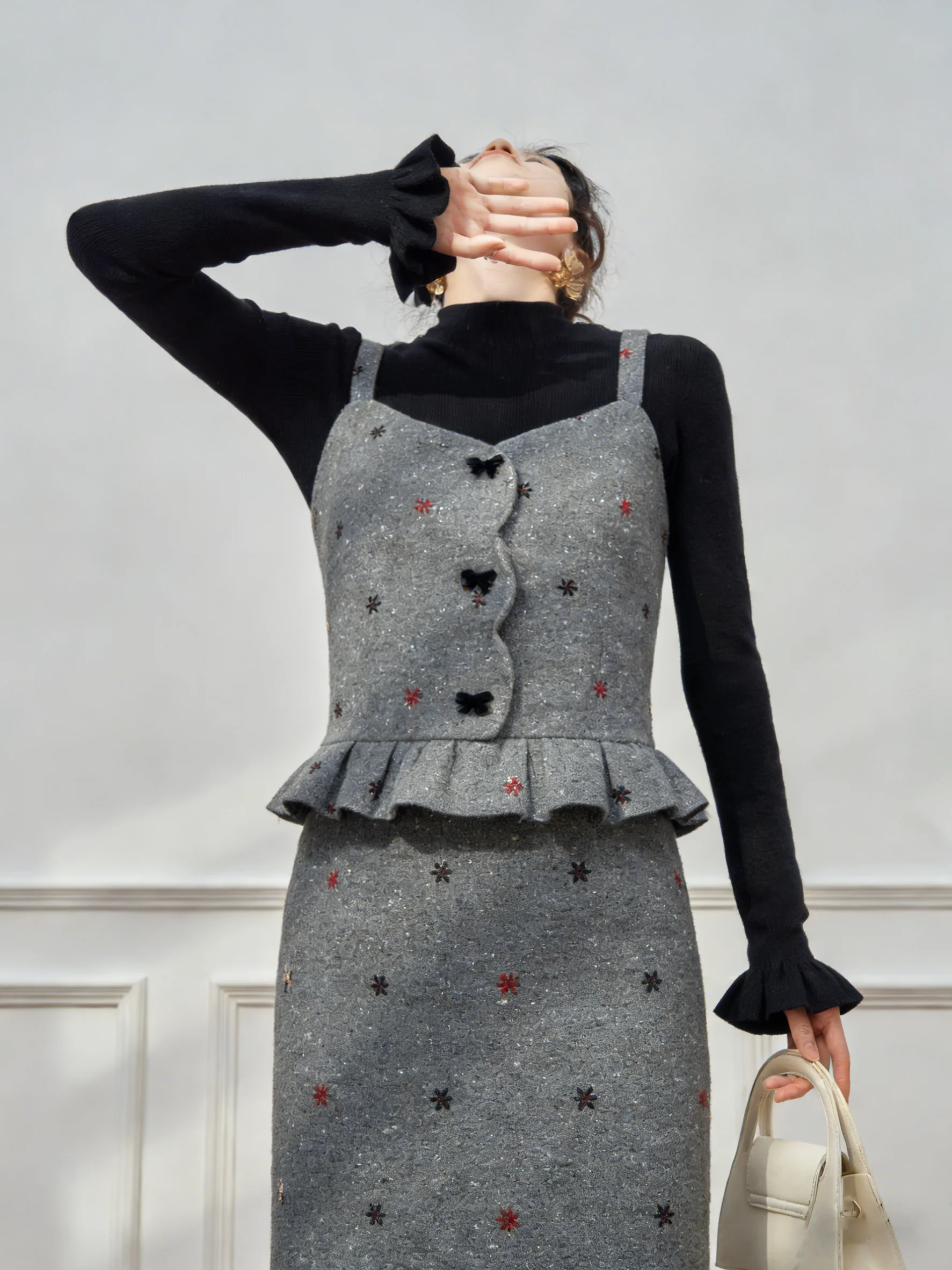 Комплект: юбка с завязками и топ с V-образным вырезом, женская модная одежда 2026 года, зимняя коллекция, высокая талия, свободный крой
Комплект: юбка с завязками и топ с V-образным вырезом, женская модная одежда 2026 года, зимняя коллекция, высокая талия, свободный крой