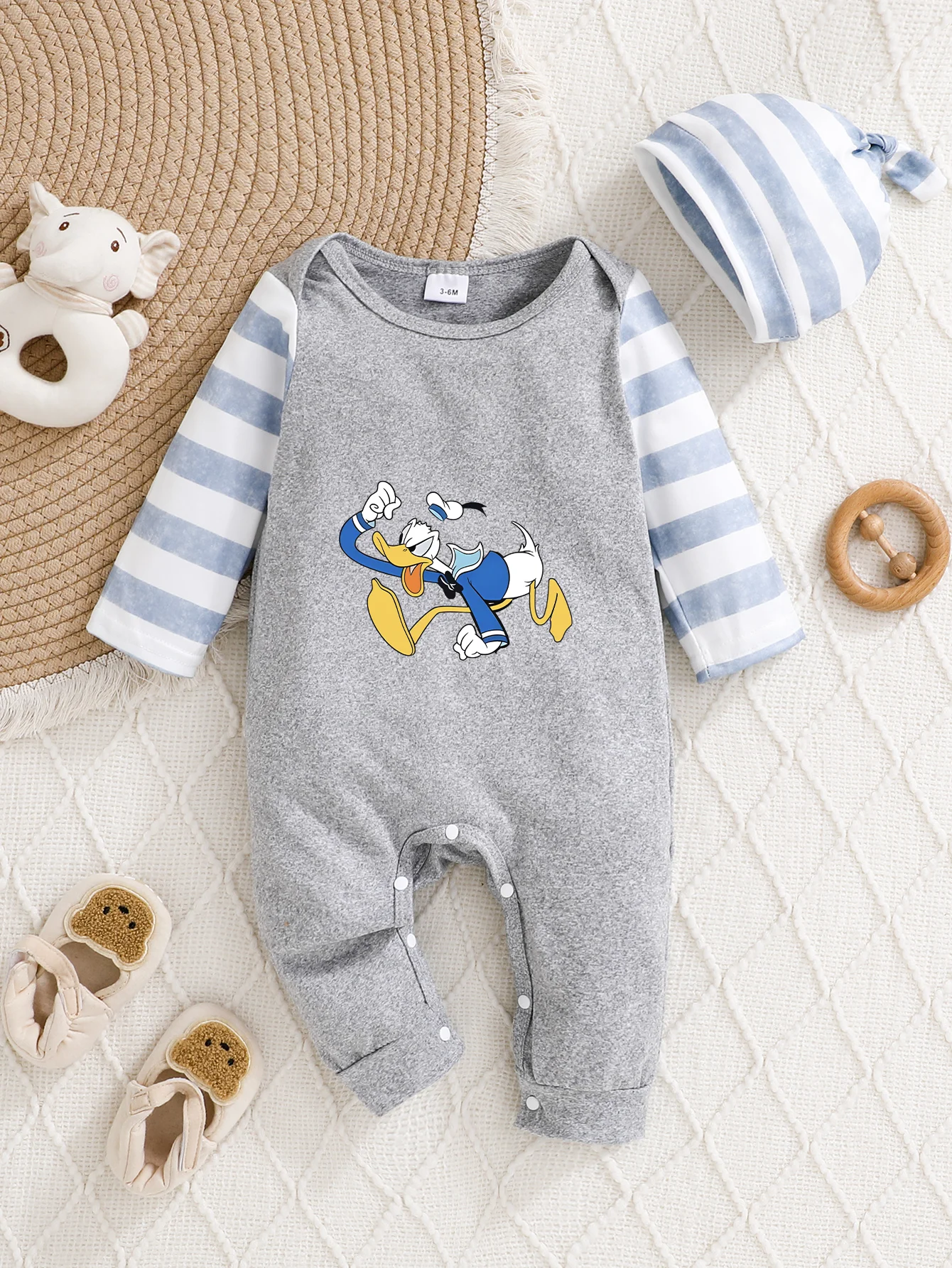 【Officially Authorized】 Disney Donald Duck Baby Hooded Jumpsuit: Cozy Striped-Sleeve Donald Duck Print, Soft Comfortable Fabric
【Officially Authorized】 Disney Donald Duck Baby Hooded Jumpsuit: Cozy Striped-Sleeve Donald Duck Print, Soft Comfortable Fabric