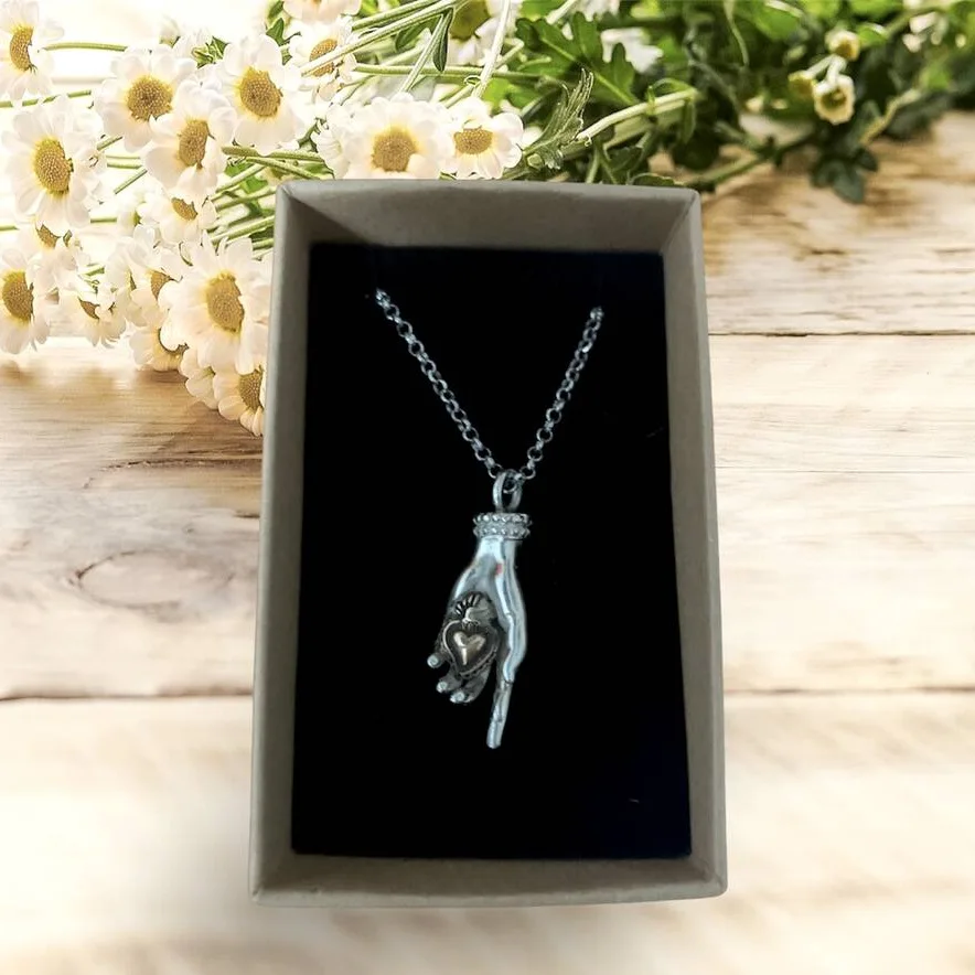 Newly Arrived Jewelry Silver Color Adorned with Golden Heart-shaped Palm Necklace UNISEX Halloween Hip Hop Happy Party Necklace
Newly Arrived Jewelry Silver Color Adorned with Golden Heart-shaped Palm Necklace UNISEX Halloween Hip Hop Happy Party Necklace
