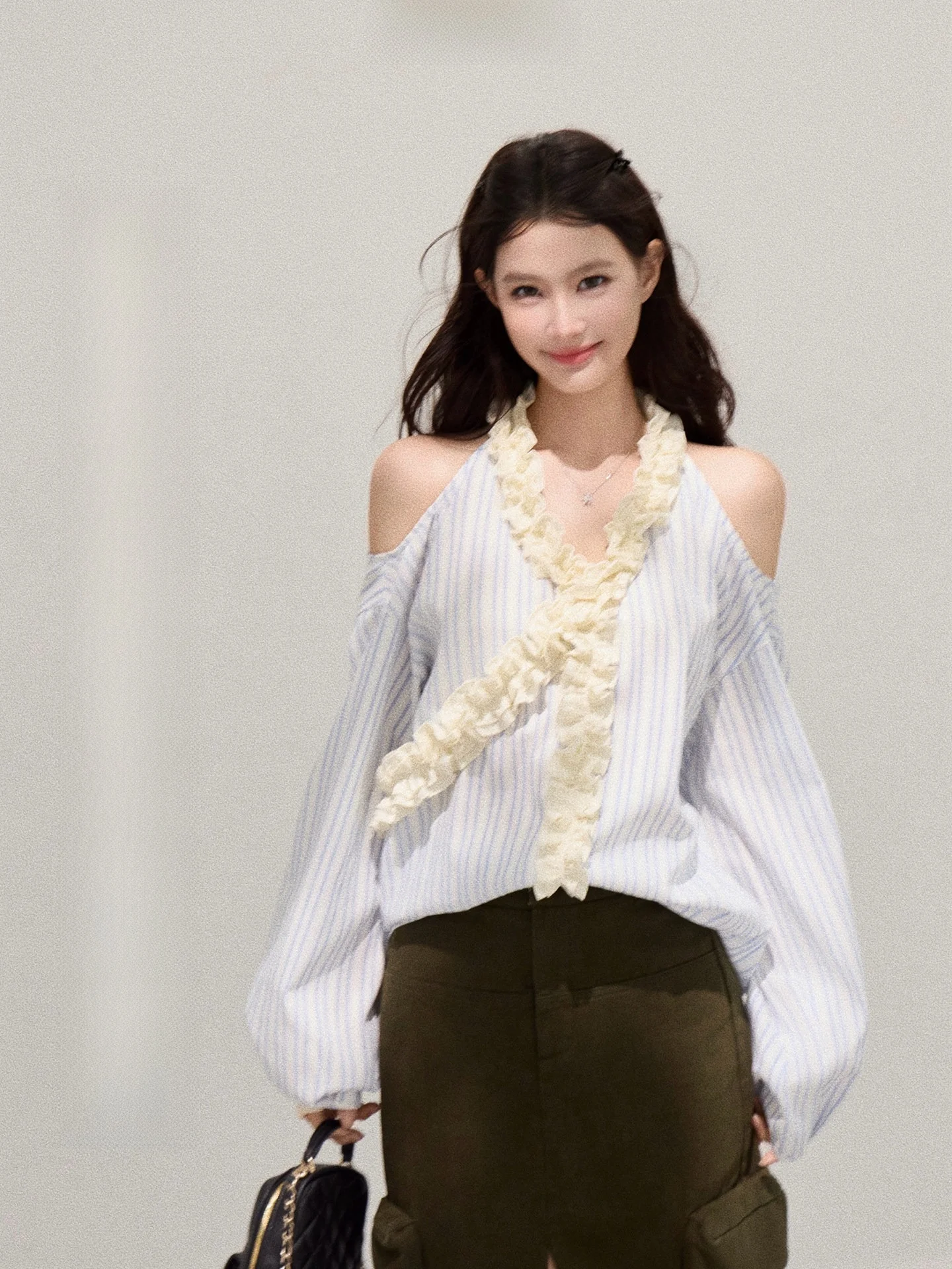 Exue Black Long Sleeve Shirt Women Spring Loose Slimming Shoulder Bared Lace Trim Striped Gentle Wind Casual Top
Exue Black Long Sleeve Shirt Women Spring Loose Slimming Shoulder Bared Lace Trim Striped Gentle Wind Casual Top