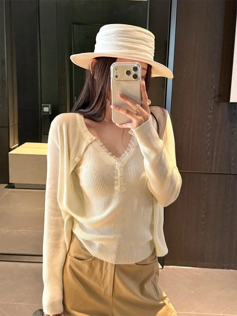 Korean Style Beautiful White Knitted Cardigan Women's Spring Fashion Inner Wear Strap Top Two-Piece Set Slim Fit Long Sleeve ...
Korean Style Beautiful White Knitted Cardigan Women's Spring Fashion Inner Wear Strap Top Two-Piece Set Slim Fit Long Sleeve ...