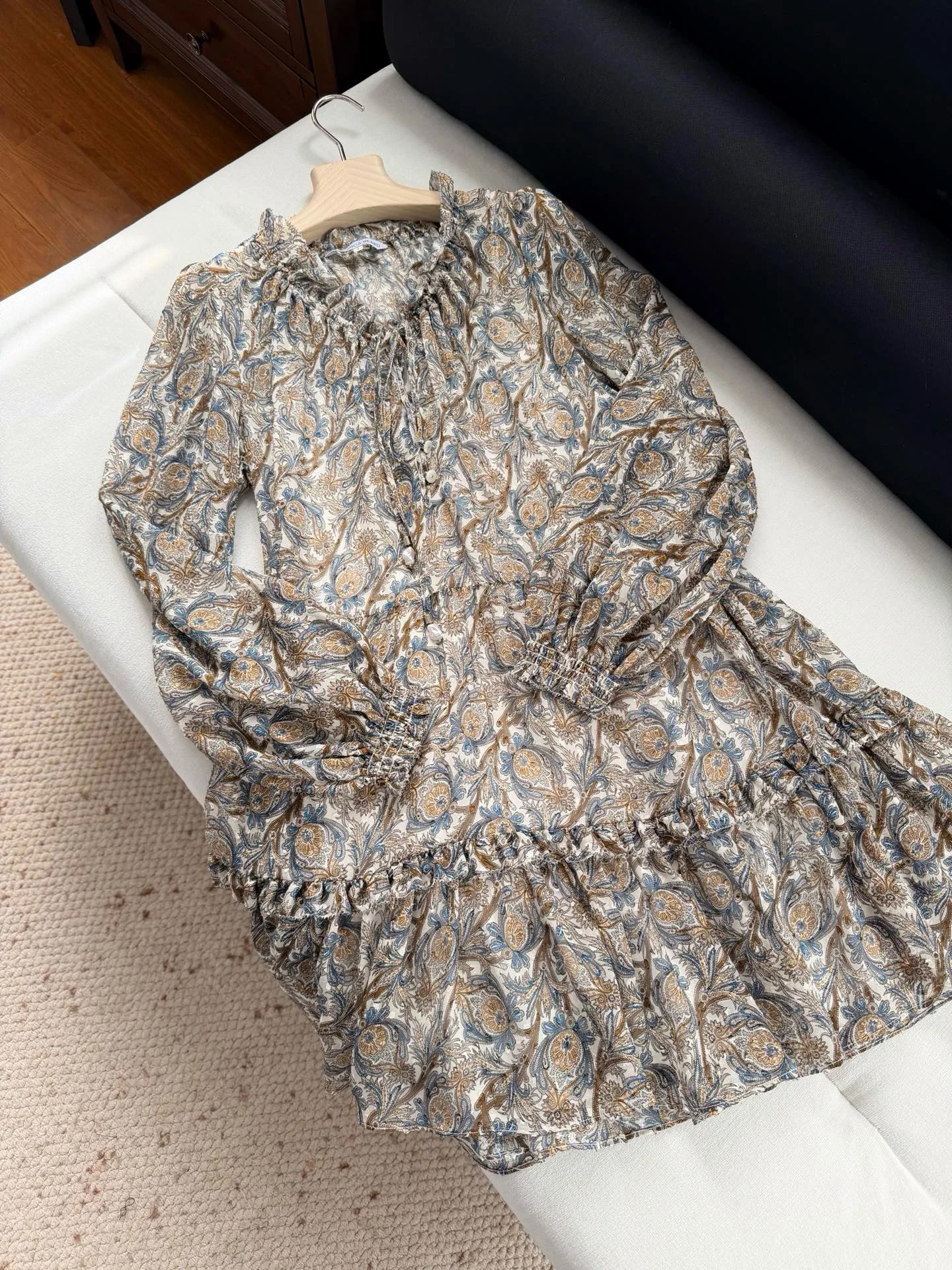 Bohemian Paisley Print Long Sleeve Mini Dress V Neck Ruffle Tiered Hem Flowy Beach Vacation Sundress Silk High Quality Chic New
Bohemian Paisley Print Long Sleeve Mini Dress V Neck Ruffle Tiered Hem Flowy Beach Vacation Sundress Silk High Quality Chic New