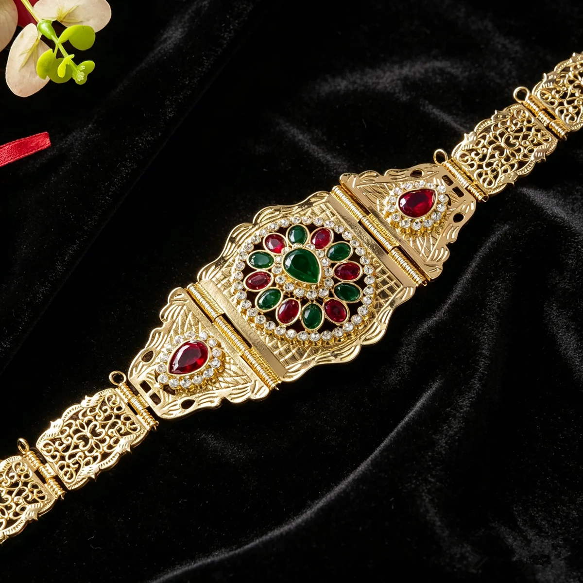 Belt With Flower-Shaped Hollow Design, Featuring A Court-Style Sweater
Belt With Flower-Shaped Hollow Design, Featuring A Court-Style Sweater