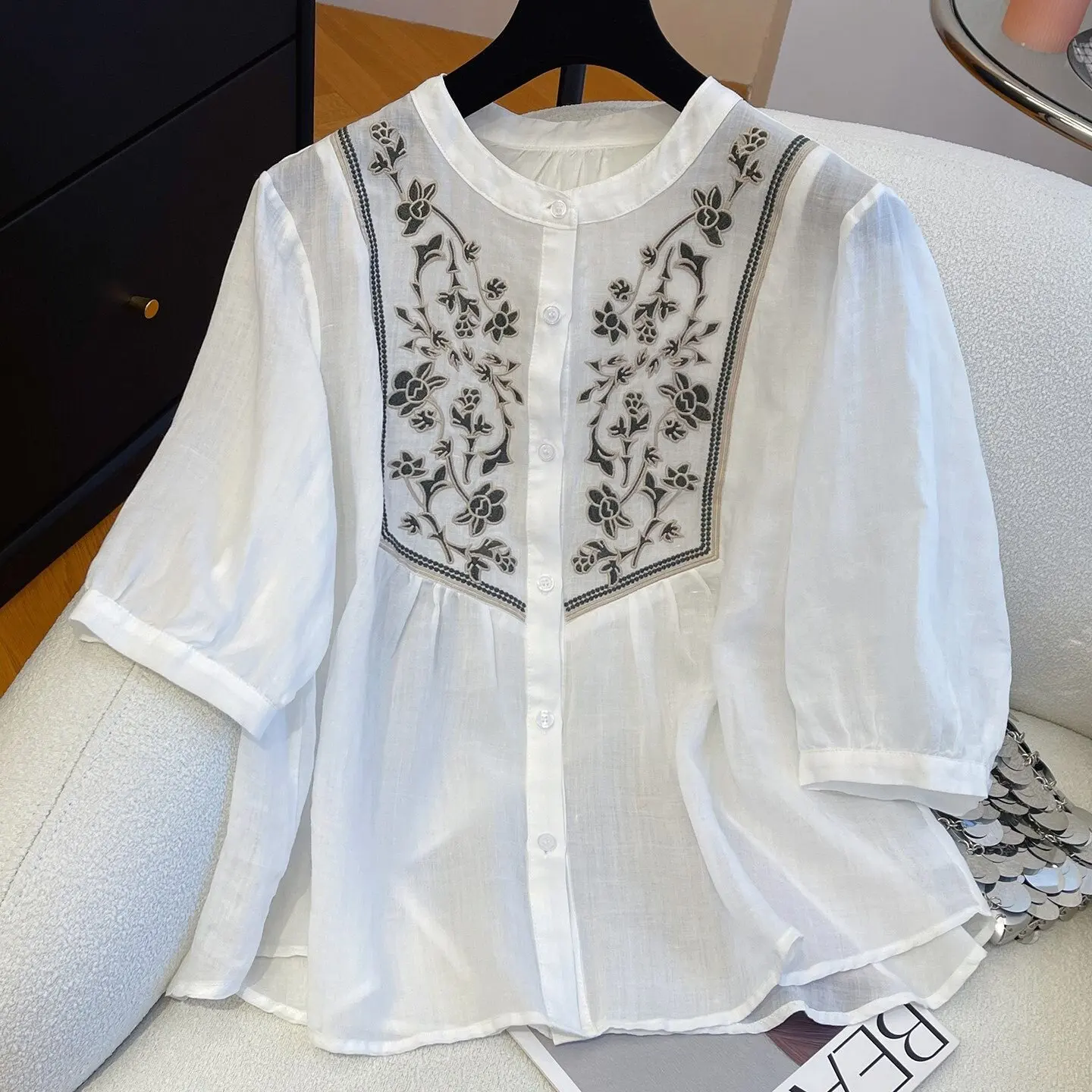 New Chinese Style Embroidered Short Sleeve Shirt Women Summer 2026 Loose Super Beautiful Fashionable White Top Polyester Fiber
New Chinese Style Embroidered Short Sleeve Shirt Women Summer 2026 Loose Super Beautiful Fashionable White Top Polyester Fiber