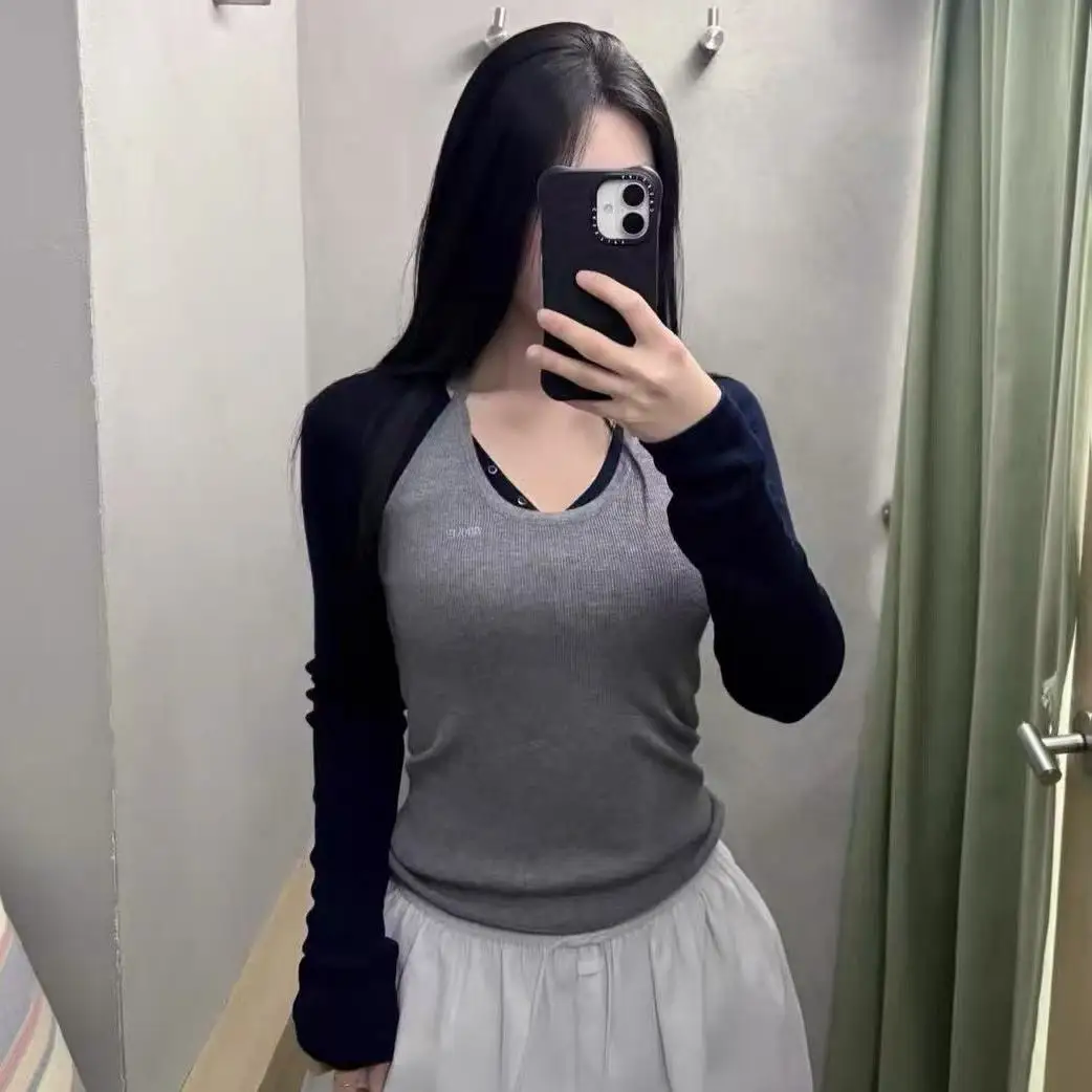 Slimming V-Neck Knitted Top with Button Detail And Hanging Strap for Layering High Waist Straight Cut Pants Spring Fashion Set
Slimming V-Neck Knitted Top with Button Detail And Hanging Strap for Layering High Waist Straight Cut Pants Spring Fashion Set