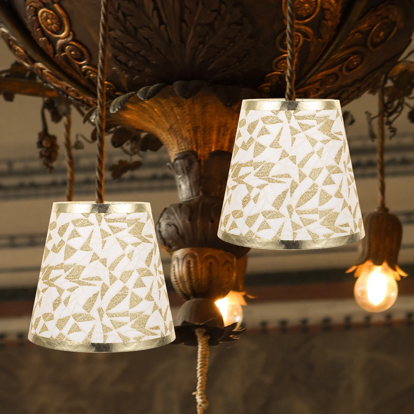 Golden Iron Lamp Shade Mini Lamp Shade White Light Covers Small Floral Decorative for Floor Modern Desk Bedside Art
Golden Iron Lamp Shade Mini Lamp Shade White Light Covers Small Floral Decorative for Floor Modern Desk Bedside Art