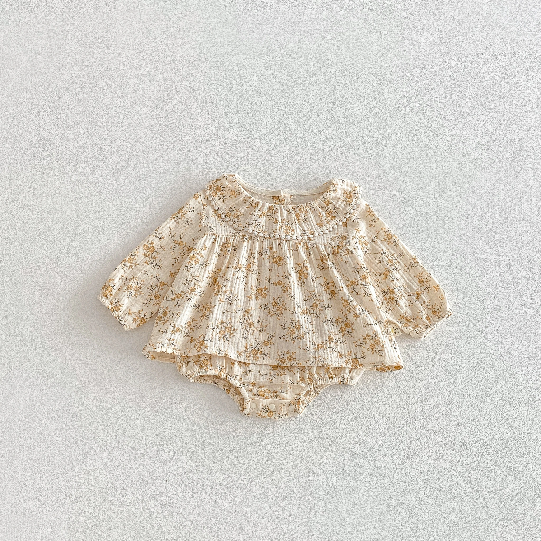 Spring dress with floral print, romper style, cute baby girl's fashionable lotus leaf collar princess crawling suit
Spring dress with floral print, romper style, cute baby girl's fashionable lotus leaf collar princess crawling suit