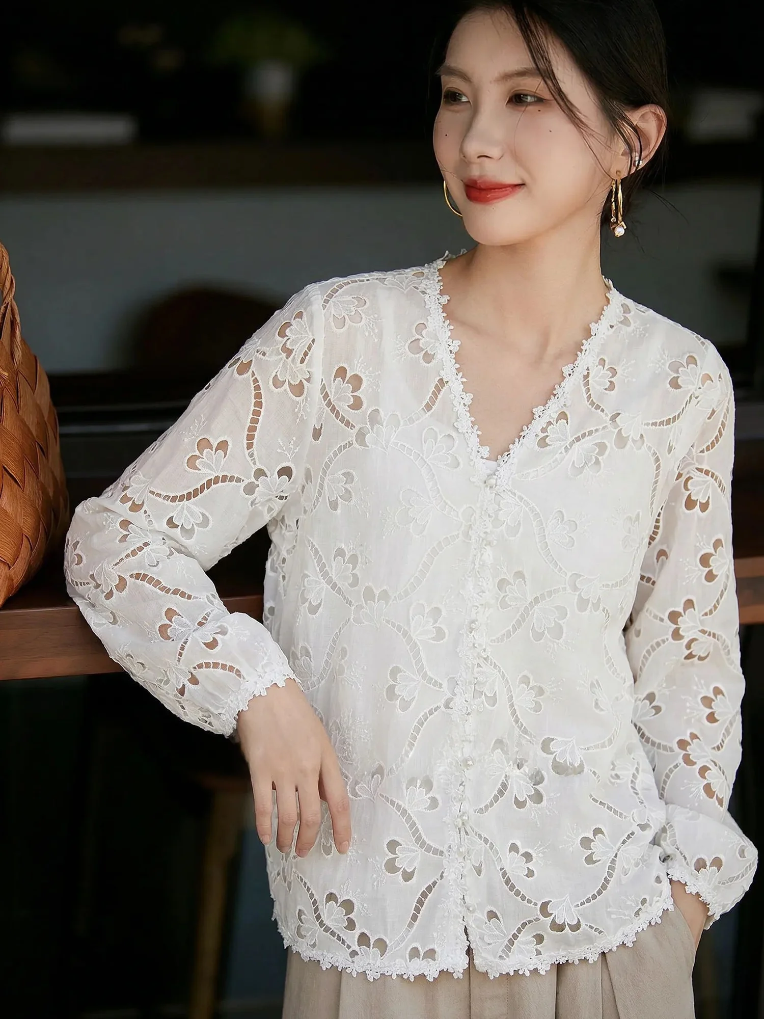 Elegant Pure Cotton Long Sleeve V-Neck Lace Embroidery Shirt Women's Summer Slimming Commute Top Chivirin Romantic Style
Elegant Pure Cotton Long Sleeve V-Neck Lace Embroidery Shirt Women's Summer Slimming Commute Top Chivirin Romantic Style