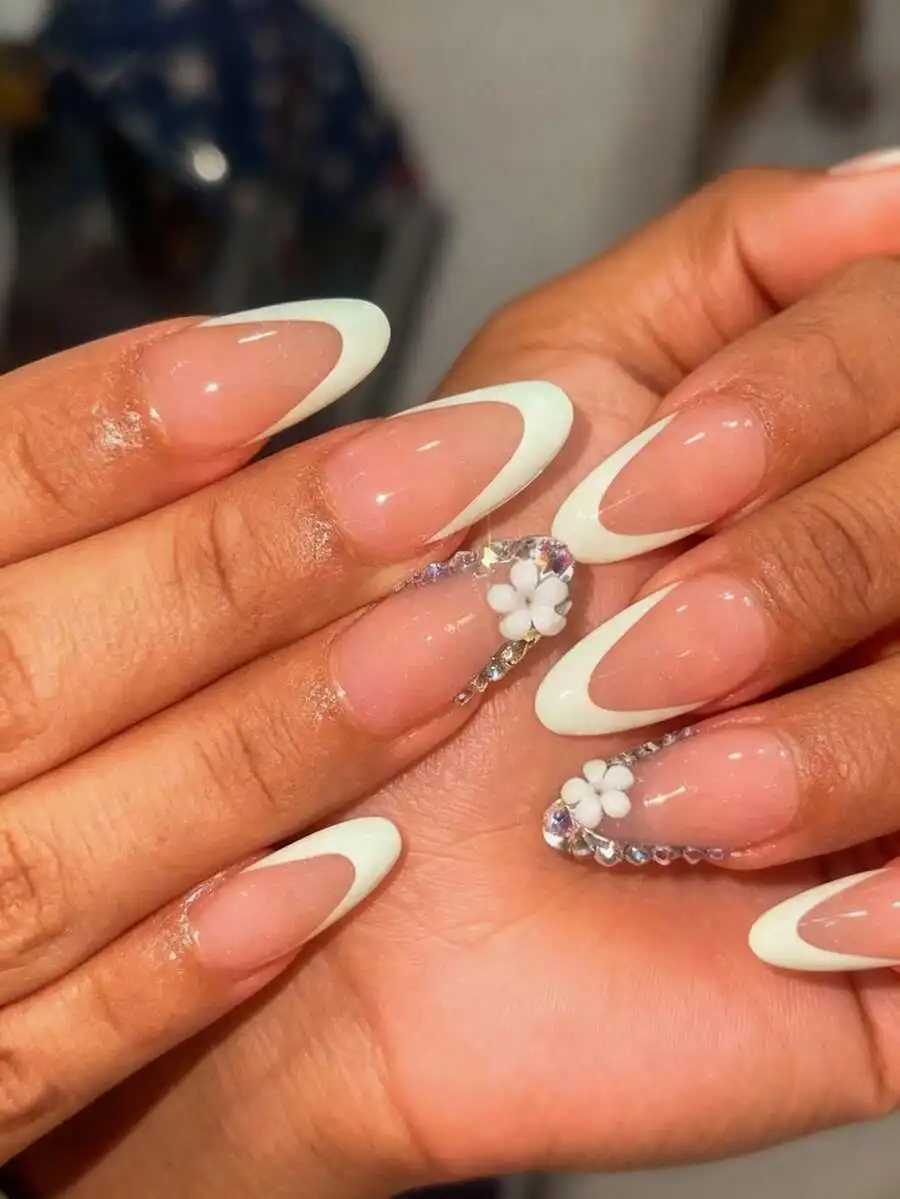10pcs minimalist white rhinestone press on nails almond shape French design with tiny flowers sparkling decor autumn winter dail
10pcs minimalist white rhinestone press on nails almond shape French design with tiny flowers sparkling decor autumn winter dail