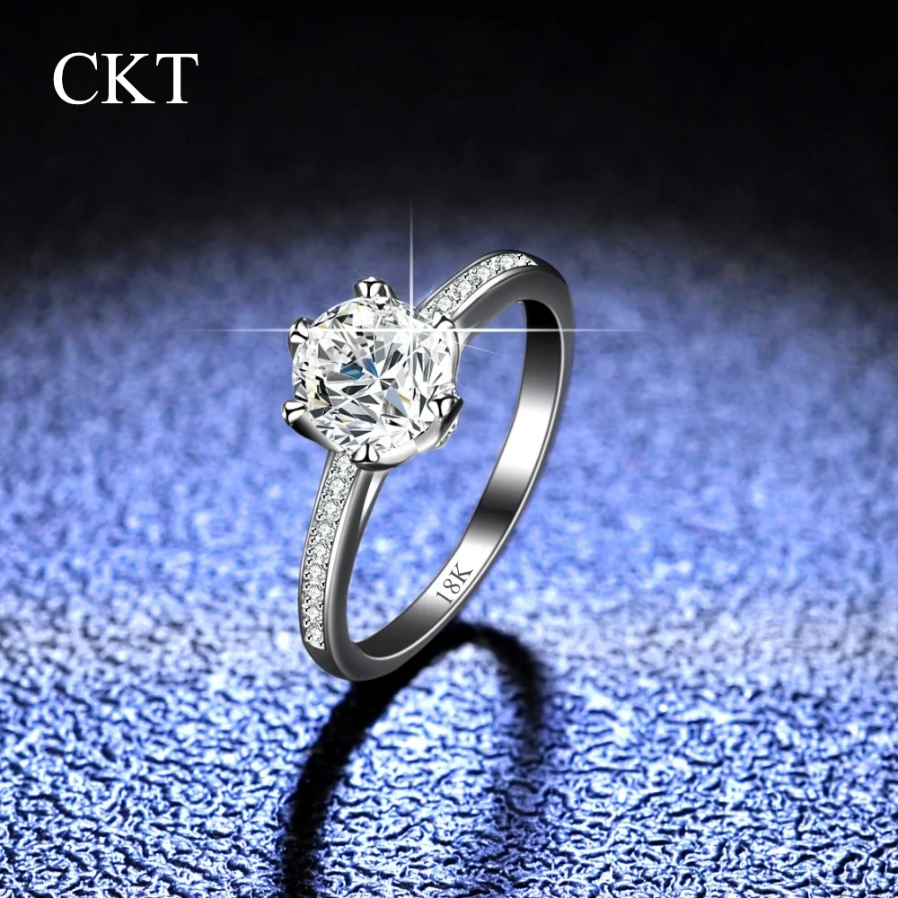CKT Real 18k White Gold 1ct D Color Diamond Moissanite Ring for Women Platinum Pt950 Classic Intimate Six-claw Wedding Jewelry
CKT Real 18k White Gold 1ct D Color Diamond Moissanite Ring for Women Platinum Pt950 Classic Intimate Six-claw Wedding Jewelry