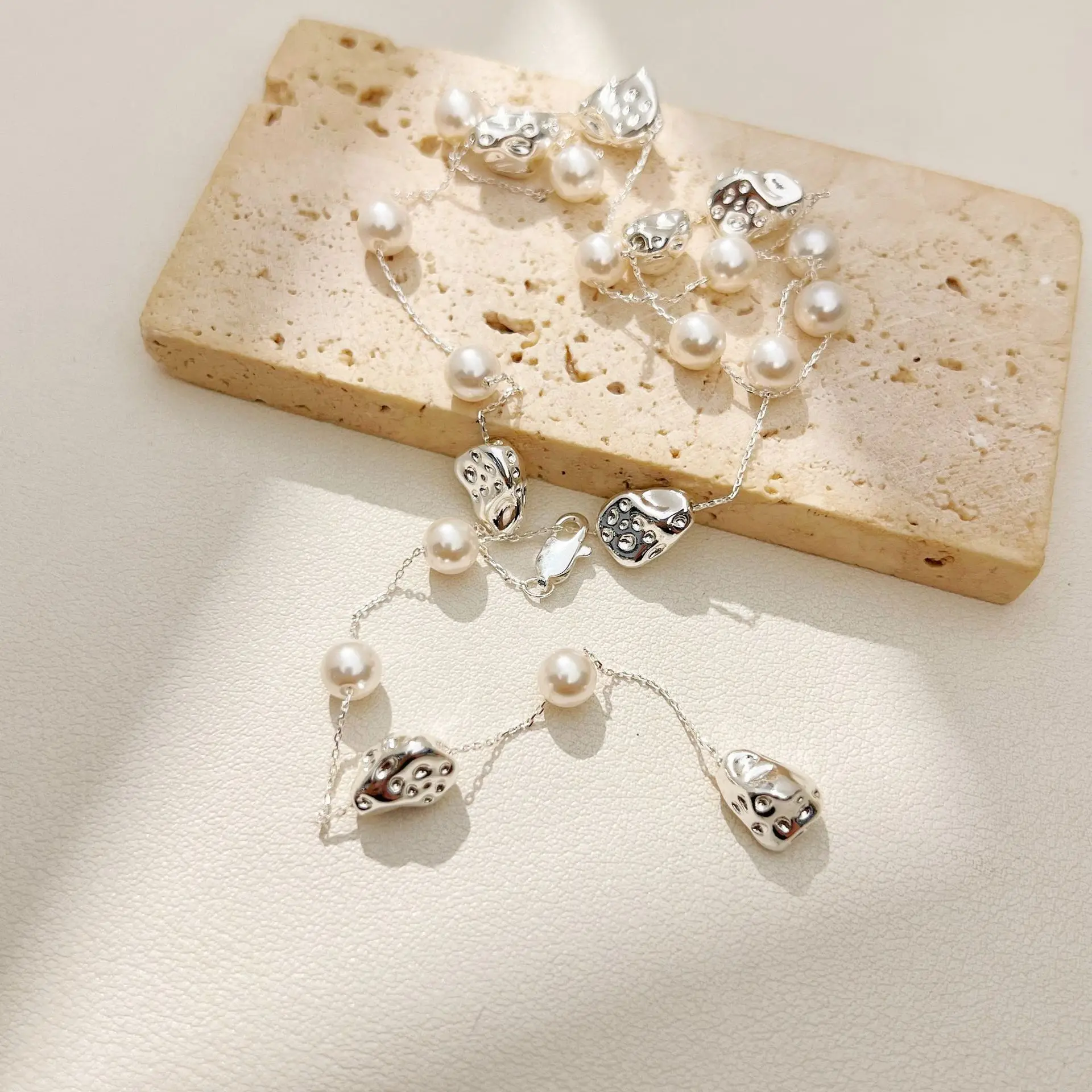 Luxury Niche Irregular Pearl Clavicle Chain Women High Sense Fashion Versatile Choker Necklace Daily Jewelry Gift
Luxury Niche Irregular Pearl Clavicle Chain Women High Sense Fashion Versatile Choker Necklace Daily Jewelry Gift