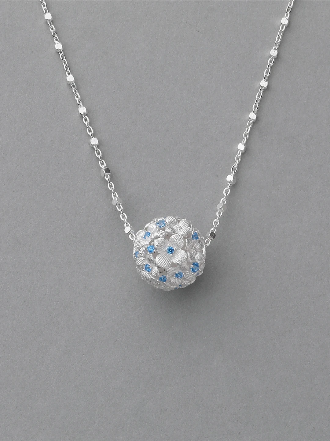 FANLINE S925 Sterling Silver Hollow Floral Ball Necklace Eastern Style Fashion Jewelry out Lockbone Chain Women Gift
FANLINE S925 Sterling Silver Hollow Floral Ball Necklace Eastern Style Fashion Jewelry out Lockbone Chain Women Gift