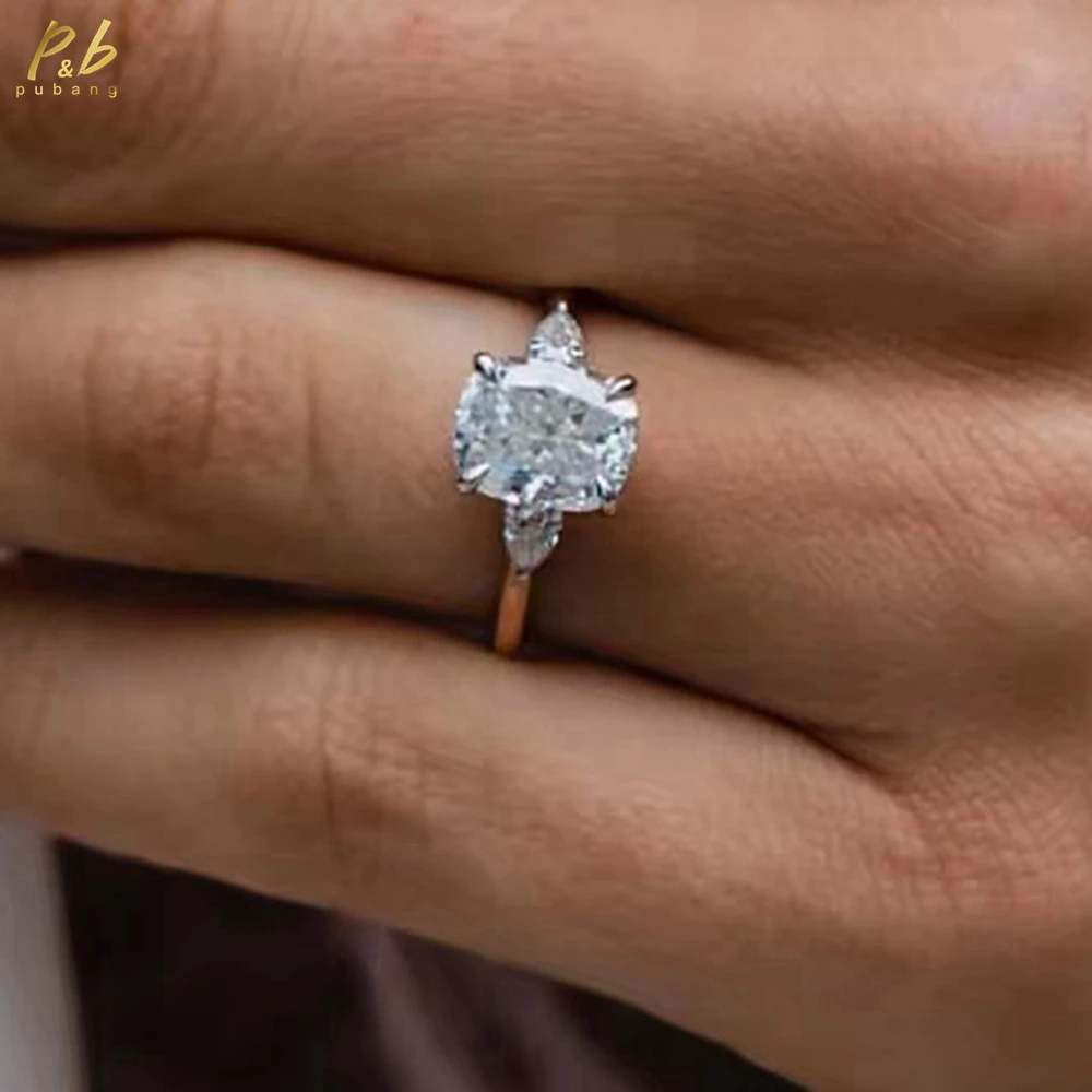 PuBang Sparkling 3EX VVS1 D Обручальное кольцо из настоящего муассанита, золото 18 карат, 4 карата, центральная подушка, огранка с двумя миниатюрными грушевидными боковыми камнями
PuBang Sparkling 3EX VVS1 D Обручальное кольцо из настоящего муассанита, золото 18 карат, 4 карата, центральная подушка, огранка с двумя миниатюрными грушевидными боковыми камнями