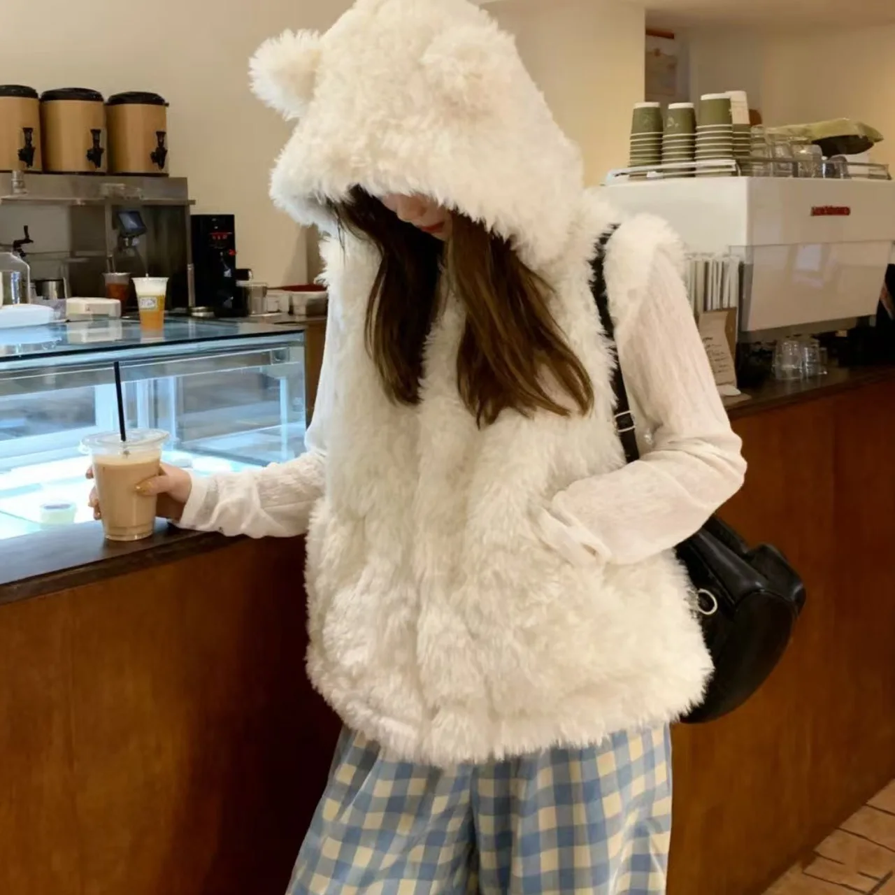 Милый жилет с медвежьими ушками, женская модная кожаная шуба с капюшоном из белого ягненка, экологически чистая
Милый жилет с медвежьими ушками, женская модная кожаная шуба с капюшоном из белого ягненка, экологически чистая