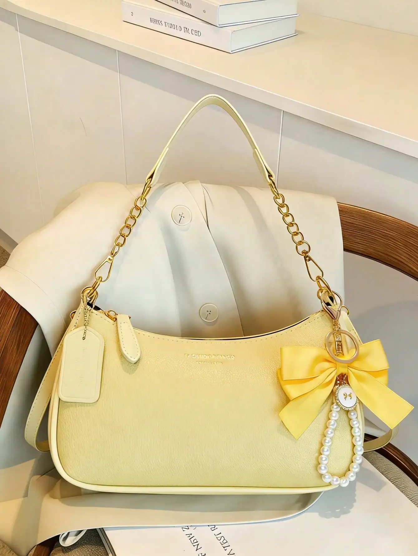 This Classic And Fashionable Women's Shoulder Bag Is Made Of Multi-Functional Waterproof PU Material, Decorated With A Yellow Bow Pendant And Letter Design. It Can Be Used As Both A Shoulder Bag And An Underarm Bag, Making It An Ideal Gift For Friends And
This Classic And Fashionable Women's Shoulder Bag Is Made Of Multi-Functional Waterproof PU Material, Decorated With A Yellow Bow Pendant And Letter Design. It Can Be Used As Both A Shoulder Bag And An Underarm Bag, Making It An Ideal Gift For Friends And
