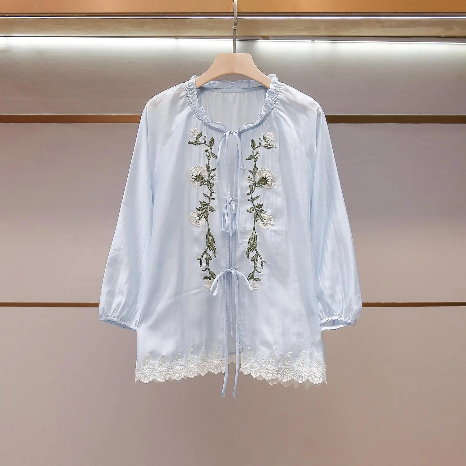 Elegant Long Sleeve Lace Embroidery Shirt Floral Pattern High End Splicing Women's Spring Summer Fashionable Shirt Slimming E...
Elegant Long Sleeve Lace Embroidery Shirt Floral Pattern High End Splicing Women's Spring Summer Fashionable Shirt Slimming E...
