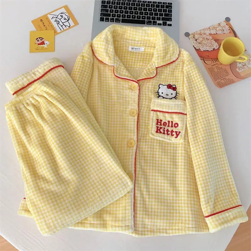 Новый домашний комплект Sanrio: пижама Hello Kitty из утолщенного фланелевого флиса в клетку для женщин, осенне-зимняя домашняя одежда для сна и отдыха
Новый домашний комплект Sanrio: пижама Hello Kitty из утолщенного фланелевого флиса в клетку для женщин, осенне-зимняя домашняя одежда для сна и отдыха