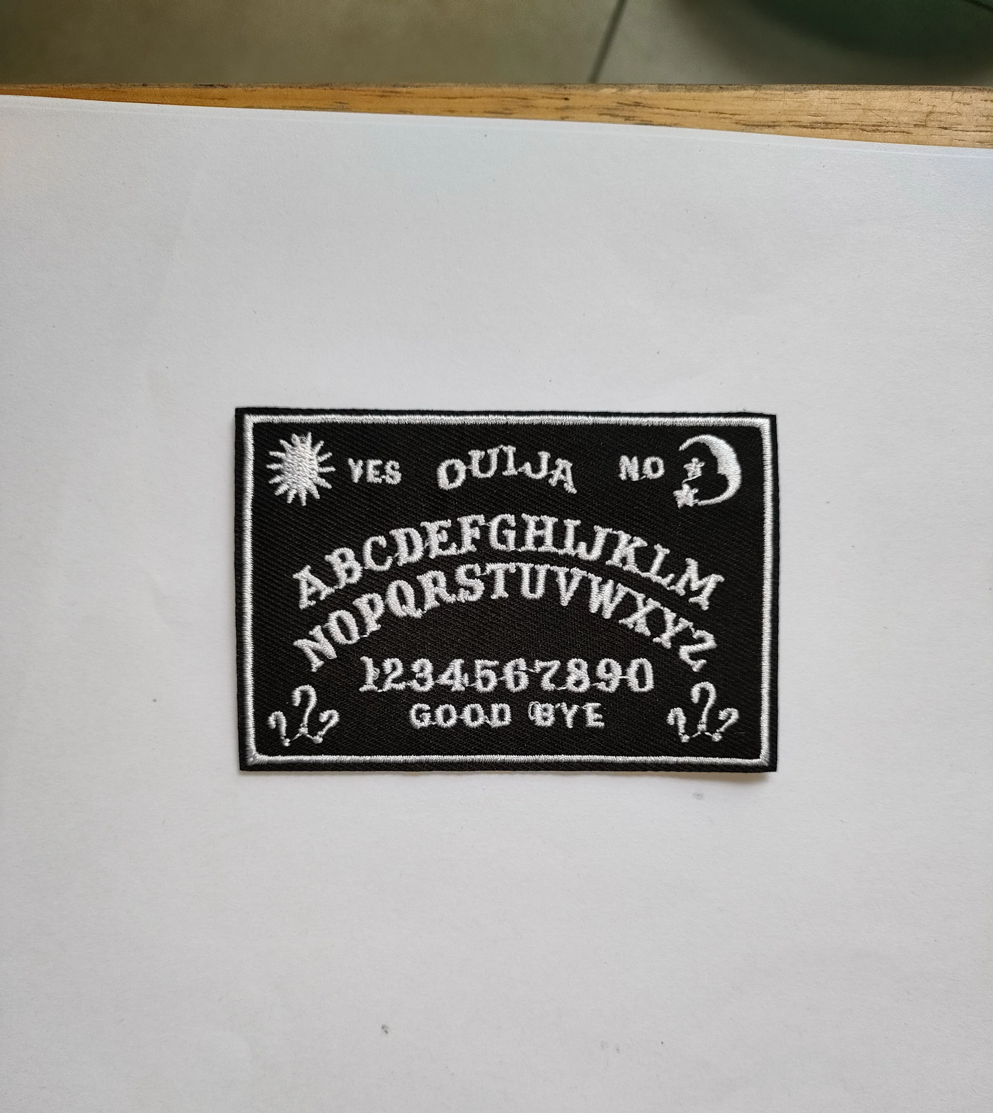 1x Ouija Board Planchette Ghost Horror iron on patch SEWING EMBROIDERY ENCANTO THERMOCOLLAN ワッペン(≈ 9*6cm)
1x Ouija Board Planchette Ghost Horror iron on patch SEWING EMBROIDERY ENCANTO THERMOCOLLAN ワッペン(≈ 9*6cm)