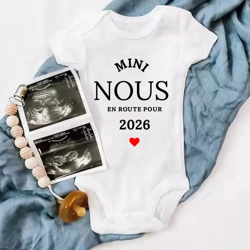 Mini Nous En Poute Pour 2026 Printed Baby Bodysuit Pregnancy Announcement Short Sleeve Infant Romper Summer Newborn Birth Gift
Mini Nous En Poute Pour 2026 Printed Baby Bodysuit Pregnancy Announcement Short Sleeve Infant Romper Summer Newborn Birth Gift