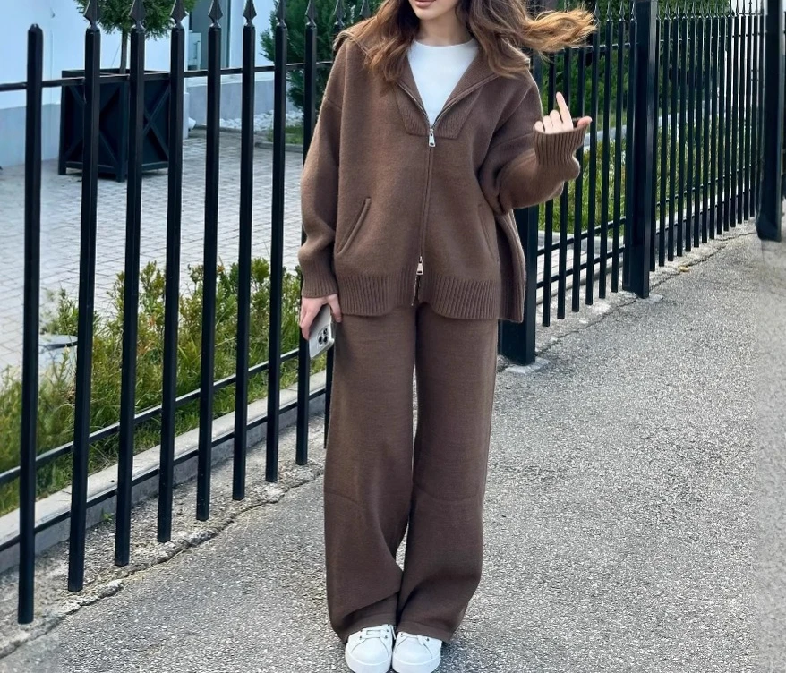 2025 Autumn New European and American Women's Solid Color Lapel Zipper Slim Sweater Two-piece Set
2025 Autumn New European and American Women's Solid Color Lapel Zipper Slim Sweater Two-piece Set