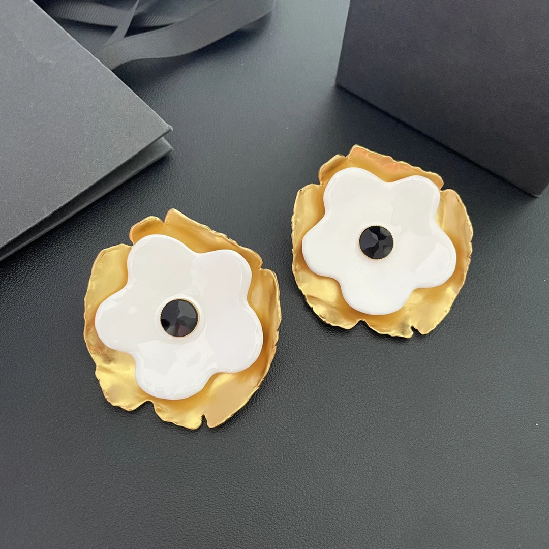 2024 New European and American Fashion Earrings Vintage Irregular Flower Enamel Ear Clips Jewelry for Women
2024 New European and American Fashion Earrings Vintage Irregular Flower Enamel Ear Clips Jewelry for Women