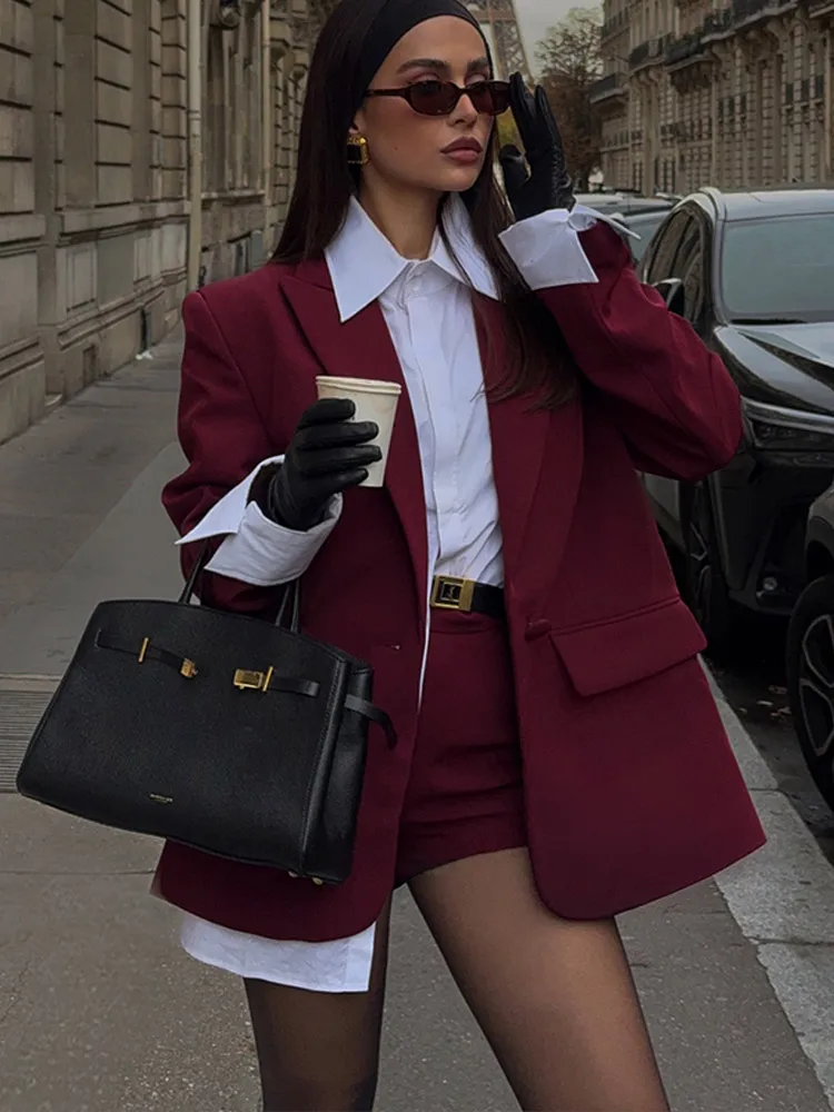 Элегантный красный женский комплект из двух предметов, модные пиджаки с длинными рукавами и карманами на пуговицах и простые шорты с высокой талией 
Элегантный красный женский комплект из двух предметов, модные пиджаки с длинными рукавами и карманами на пуговицах и простые шорты с высокой талией