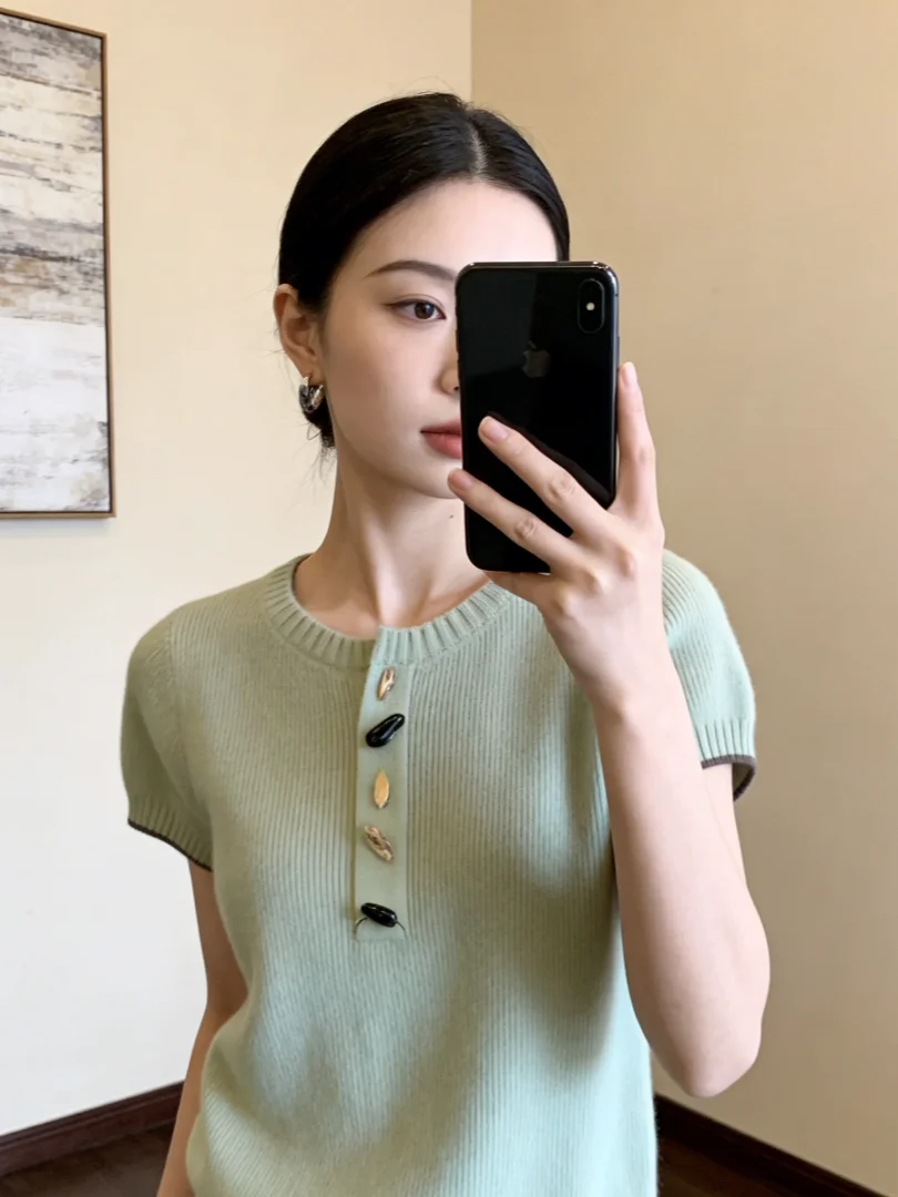 Stylish Korean Green Button V-neck Short Sleeve Knitted Sweater Women's Summer Thin Slimming Top Soft Comfortable Fit Short L...
Stylish Korean Green Button V-neck Short Sleeve Knitted Sweater Women's Summer Thin Slimming Top Soft Comfortable Fit Short L...
