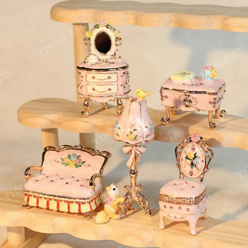 Metallic colored jewelry box crafts, home decor, vintage four-piece set of desktop ornaments
Metallic colored jewelry box crafts, home decor, vintage four-piece set of desktop ornaments