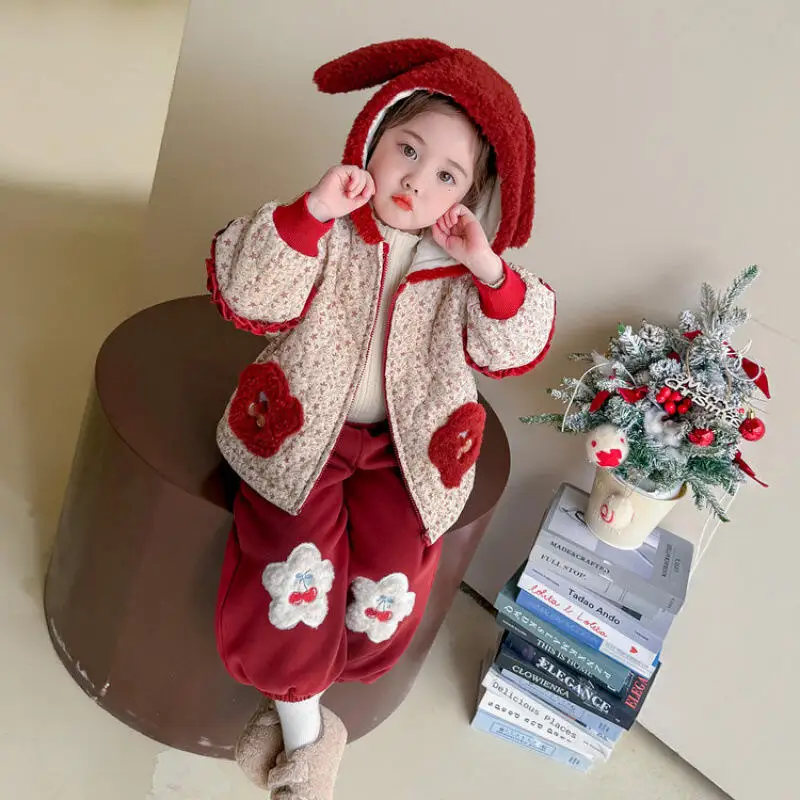 Зимнее пальто для девочек, брюки, комплект из двух предметов, топы с капюшоном, куртка, прямые брюки, детская универсальная кавайная модная новая повседневная одежда
Зимнее пальто для девочек, брюки, комплект из двух предметов, топы с капюшоном, куртка, прямые брюки, детская универсальная кавайная модная новая повседневная одежда