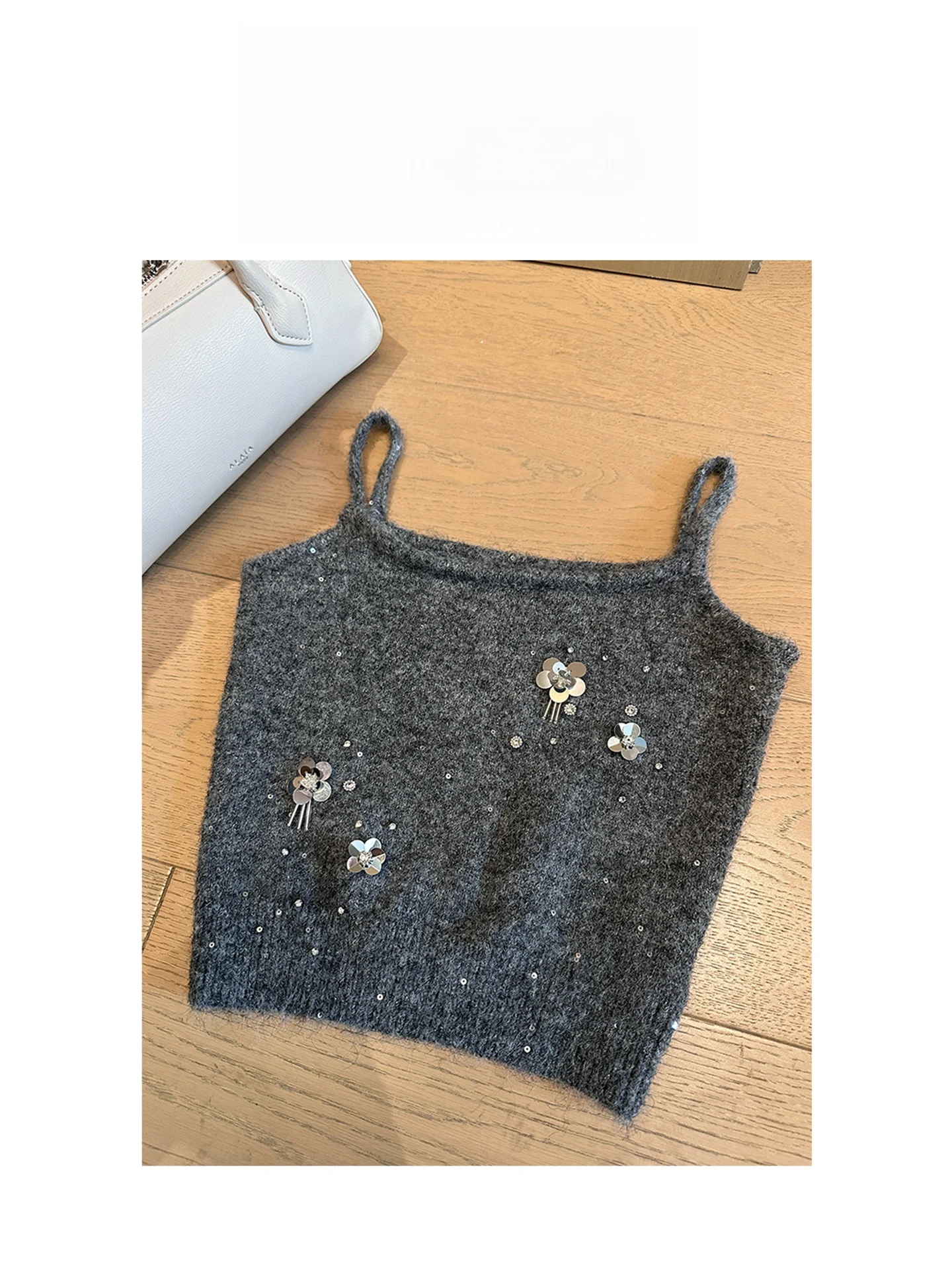 AZZHEN Вязаный кроп-топ ручной работы из шерстяной смеси с бисером, золотыми и серебряными нитями, жемчужным декором, женская модная внутренняя одежда
AZZHEN Вязаный кроп-топ ручной работы из шерстяной смеси с бисером, золотыми и серебряными нитями, жемчужным декором, женская модная внутренняя одежда