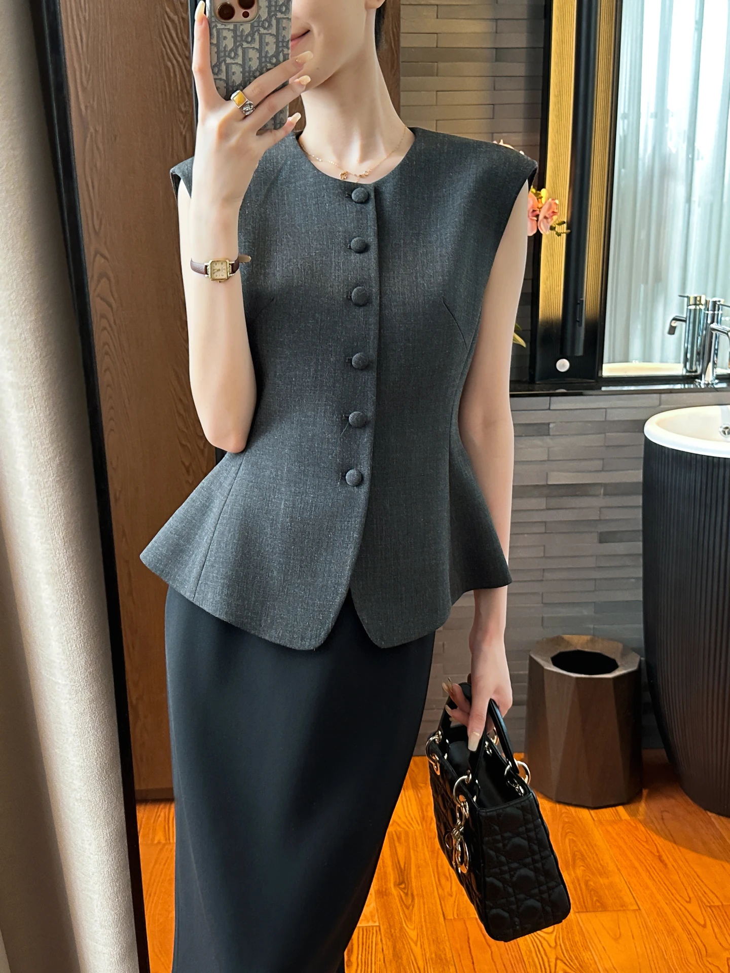 Женский классический приталенный жилет на одной пуговице для повседневной носки, модная верхняя одежда
Женский классический приталенный жилет на одной пуговице для повседневной носки, модная верхняя одежда