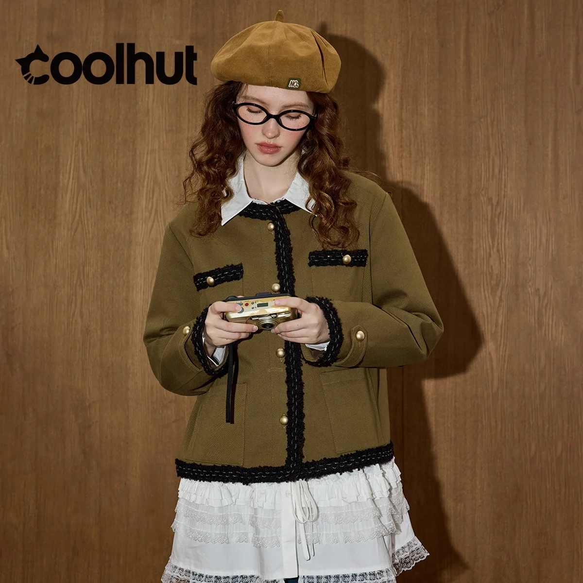 COOLHUT женская французская винтажная шикарная короткая куртка с контрастной отделкой, свободная посадка с длинными рукавами и карманами, нишевая осенняя верхняя одежда
COOLHUT женская французская винтажная шикарная короткая куртка с контрастной отделкой, свободная посадка с длинными рукавами и карманами, нишевая осенняя верхняя одежда